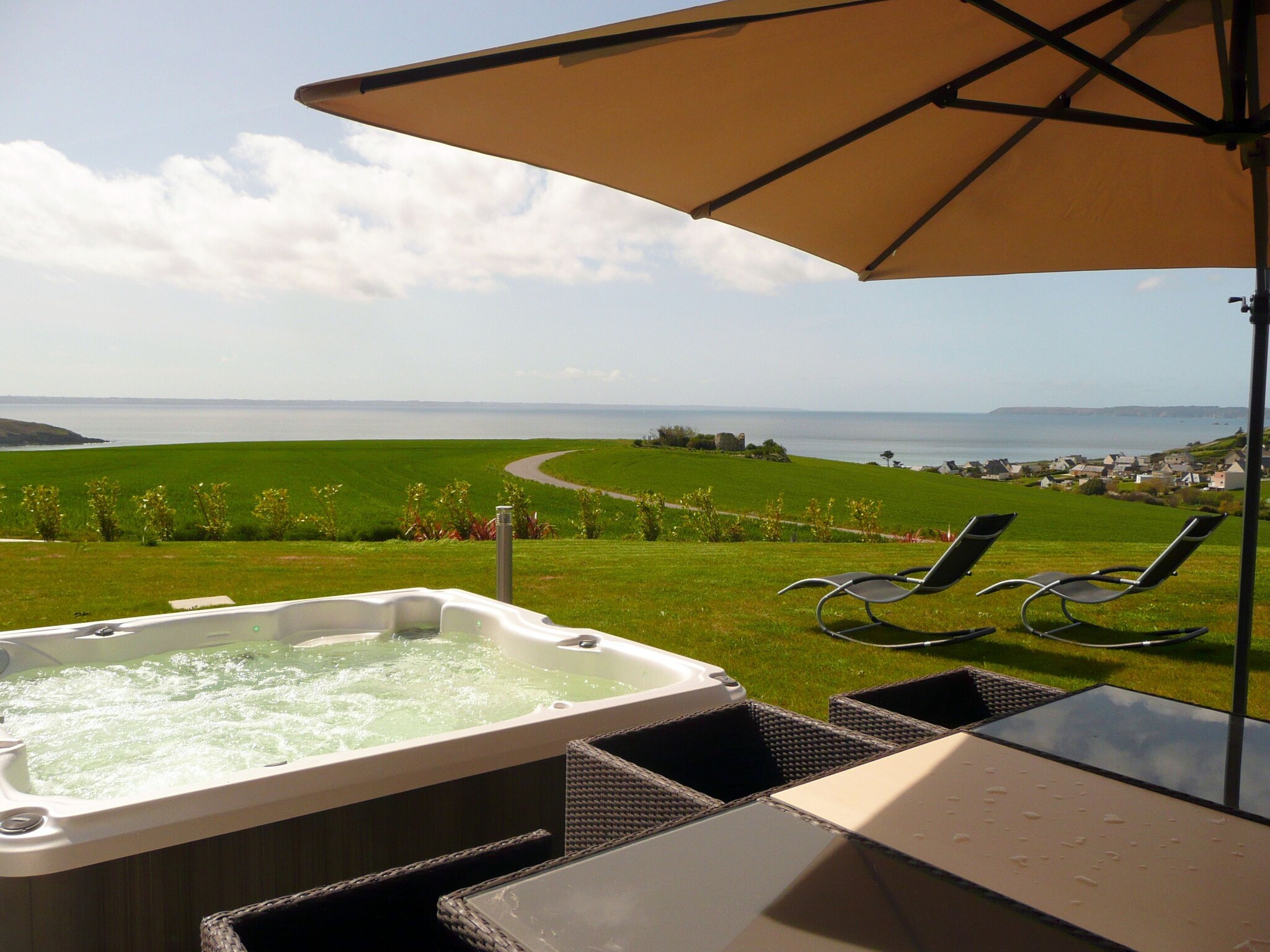   Premium-Ferienvilla mit Jacuzzi 180° Panorama