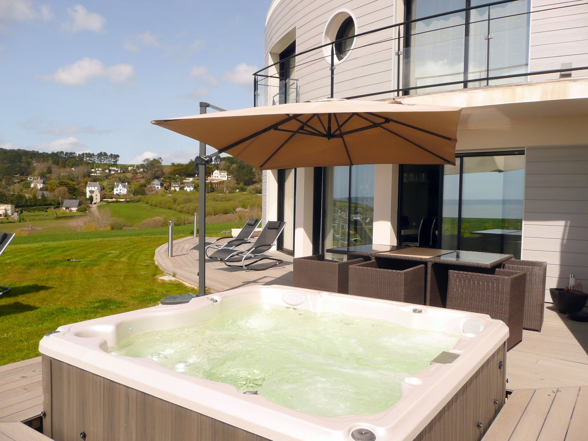   Premium-Ferienvilla mit Jacuzzi 180° Panorama