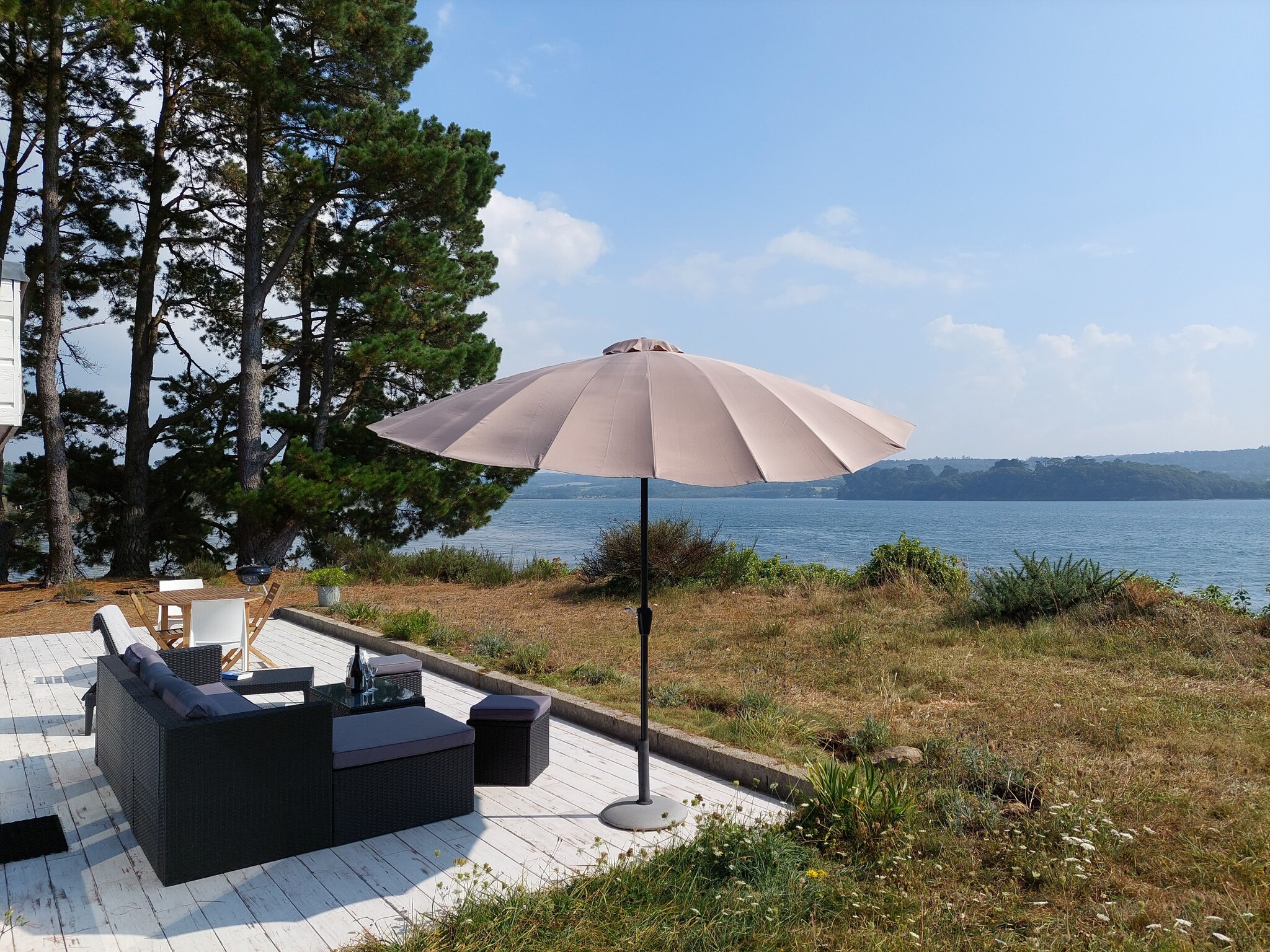   Ferienhaus vom Meer umgeben Hanvec
