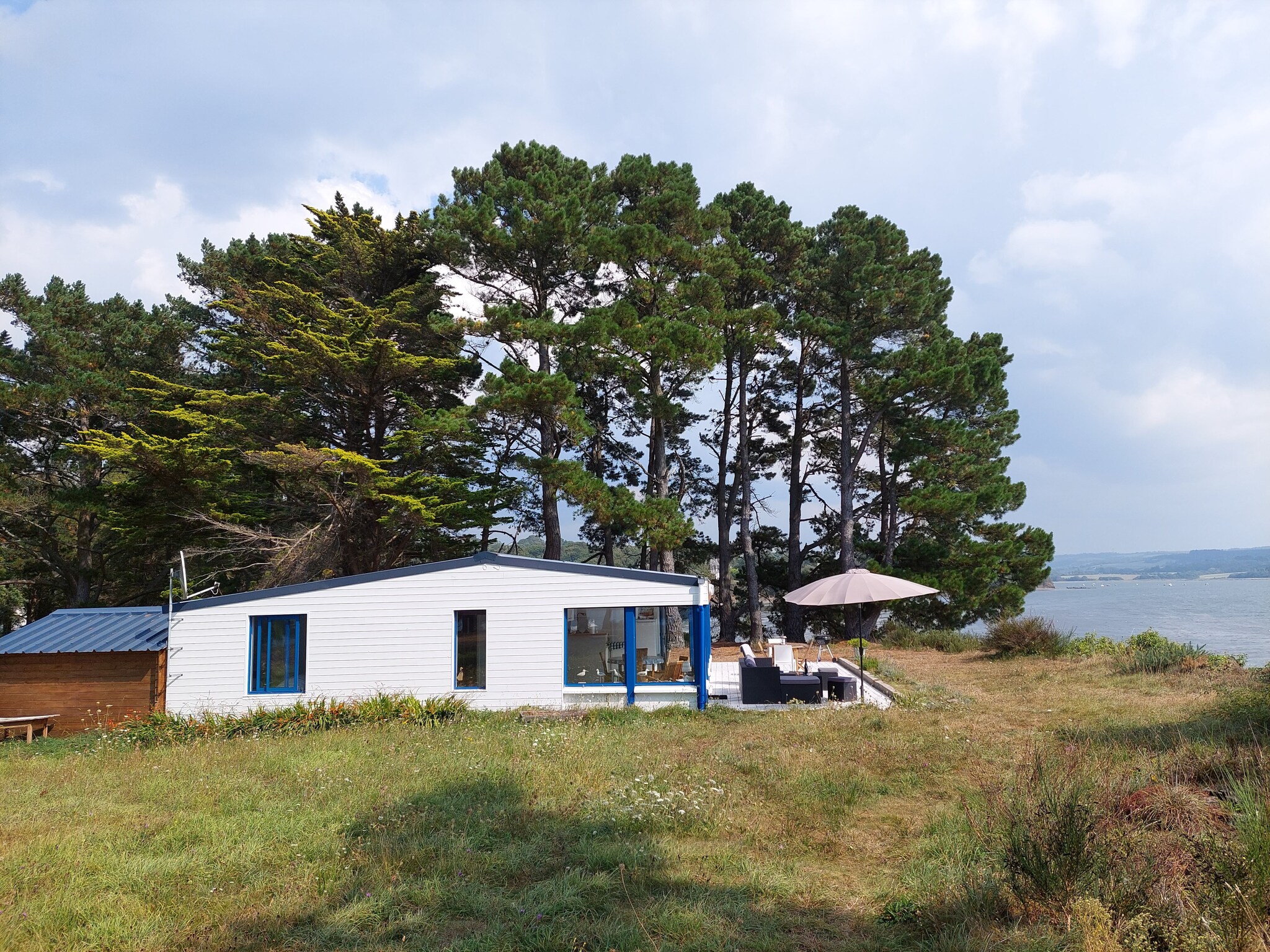   Ferienhaus vom Meer umgeben Hanvec