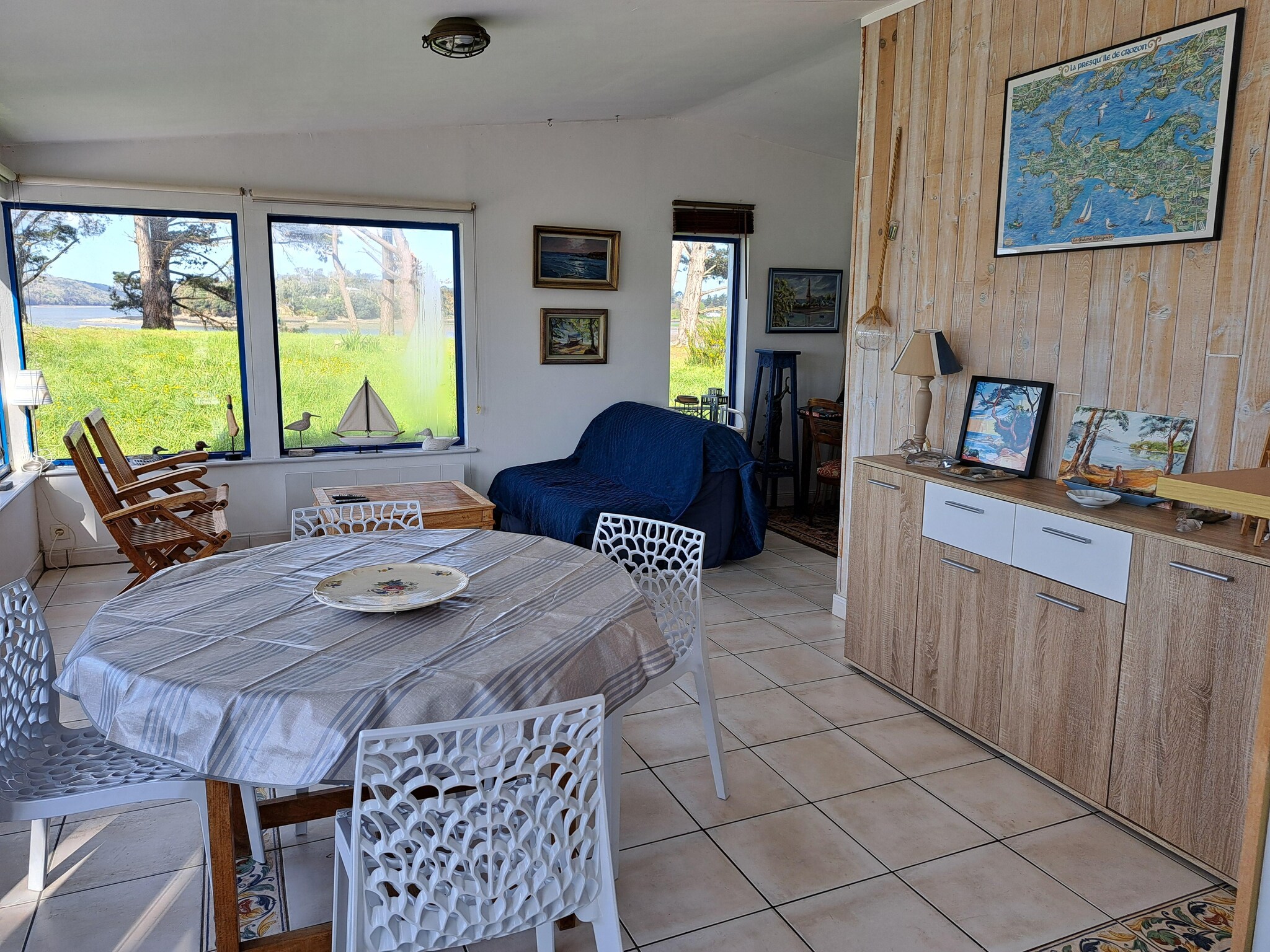   Ferienhaus vom Meer umgeben Hanvec