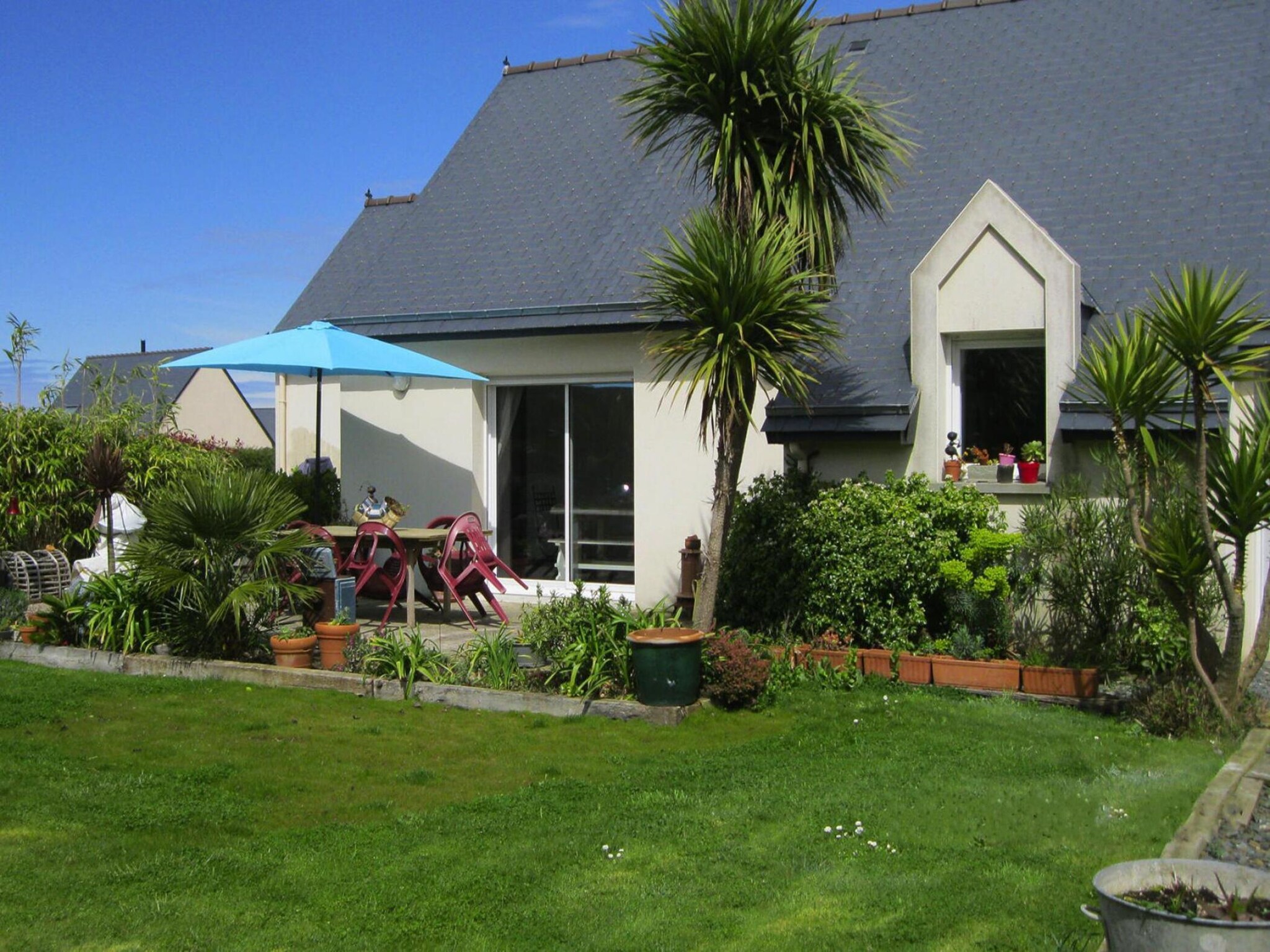   Pretty holiday home in palm garden near coast Pleu