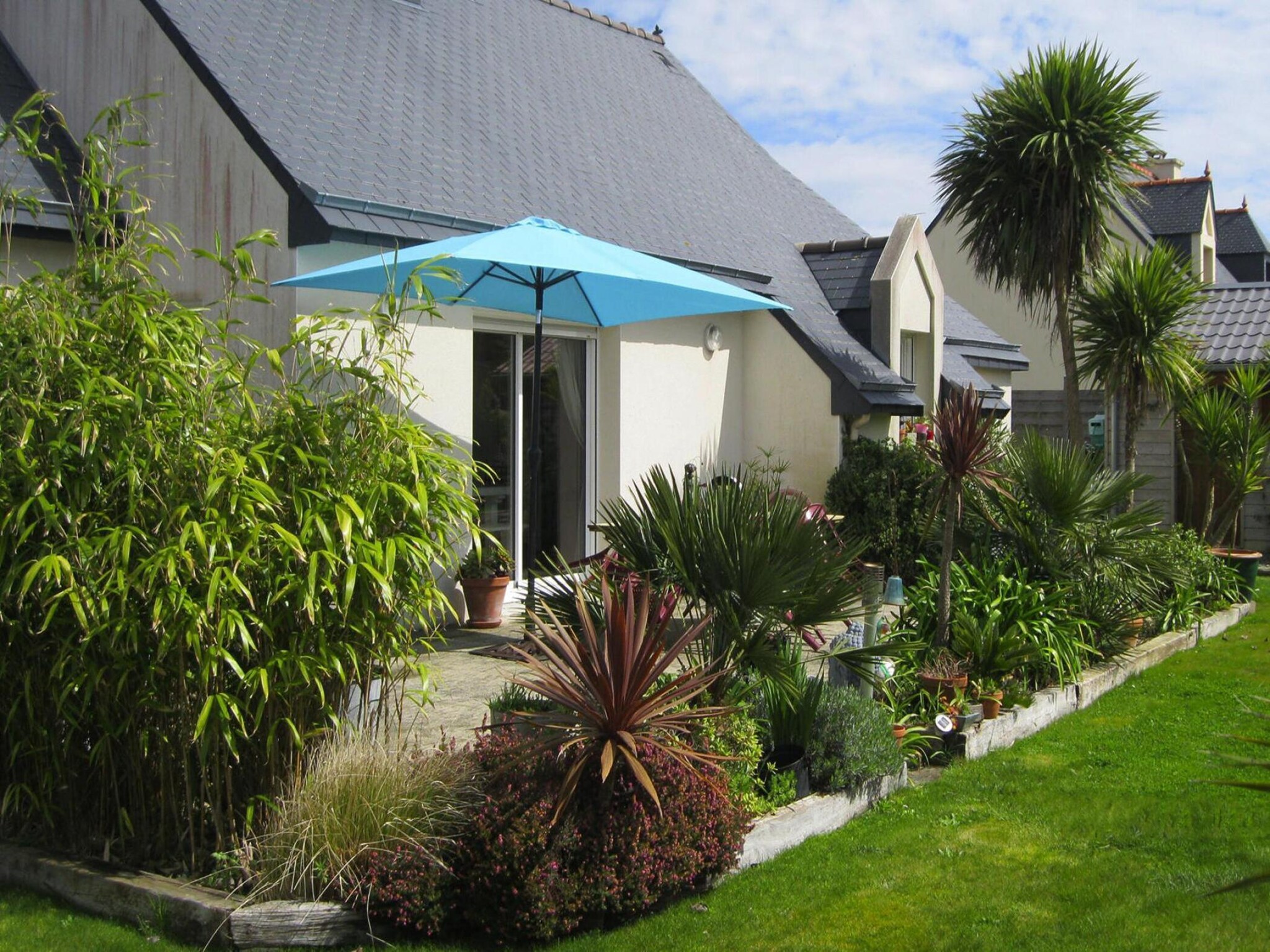   Pretty holiday home in palm garden near coast Pleu
