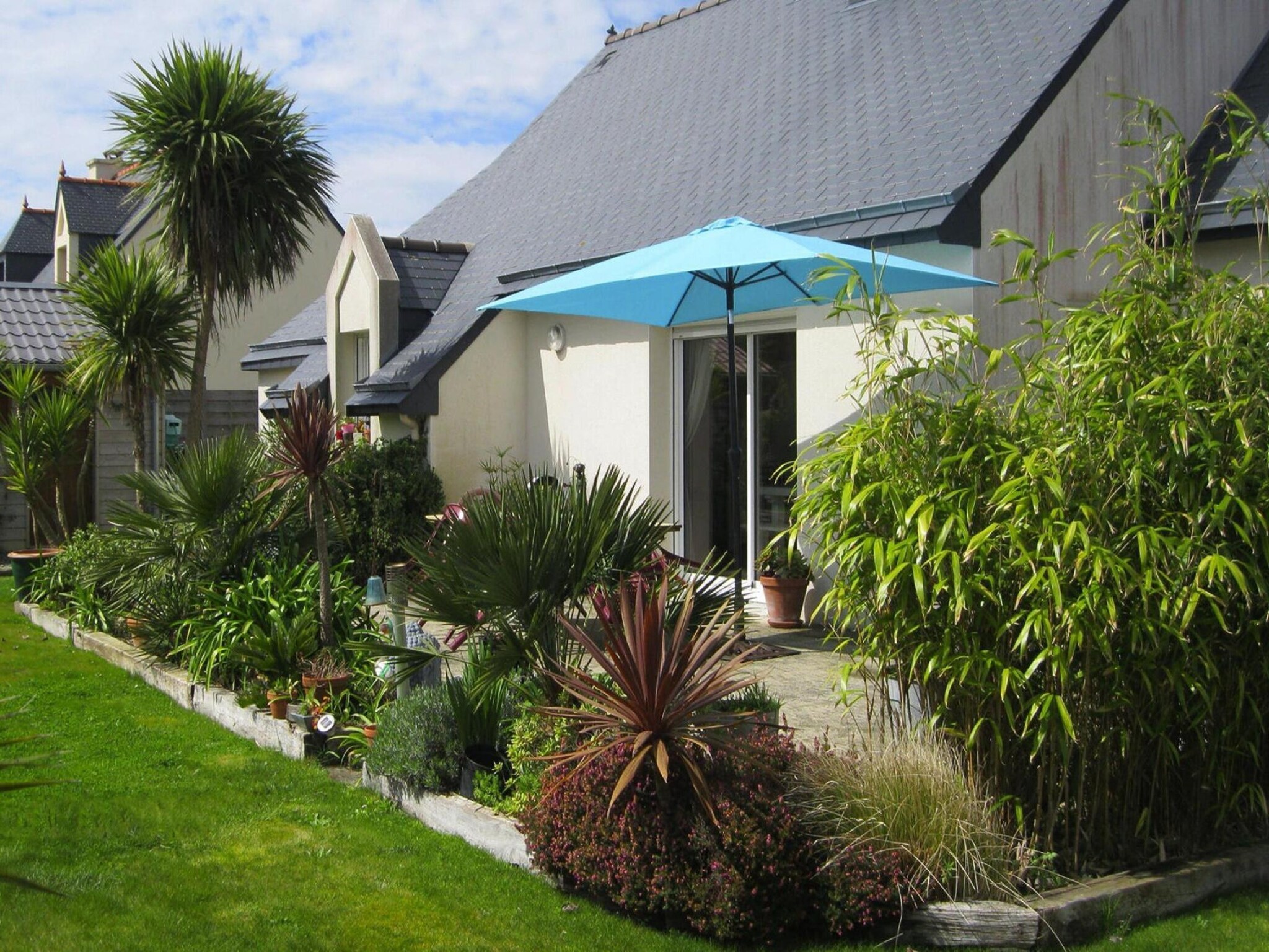   Pretty holiday home in palm garden near coast Pleu
