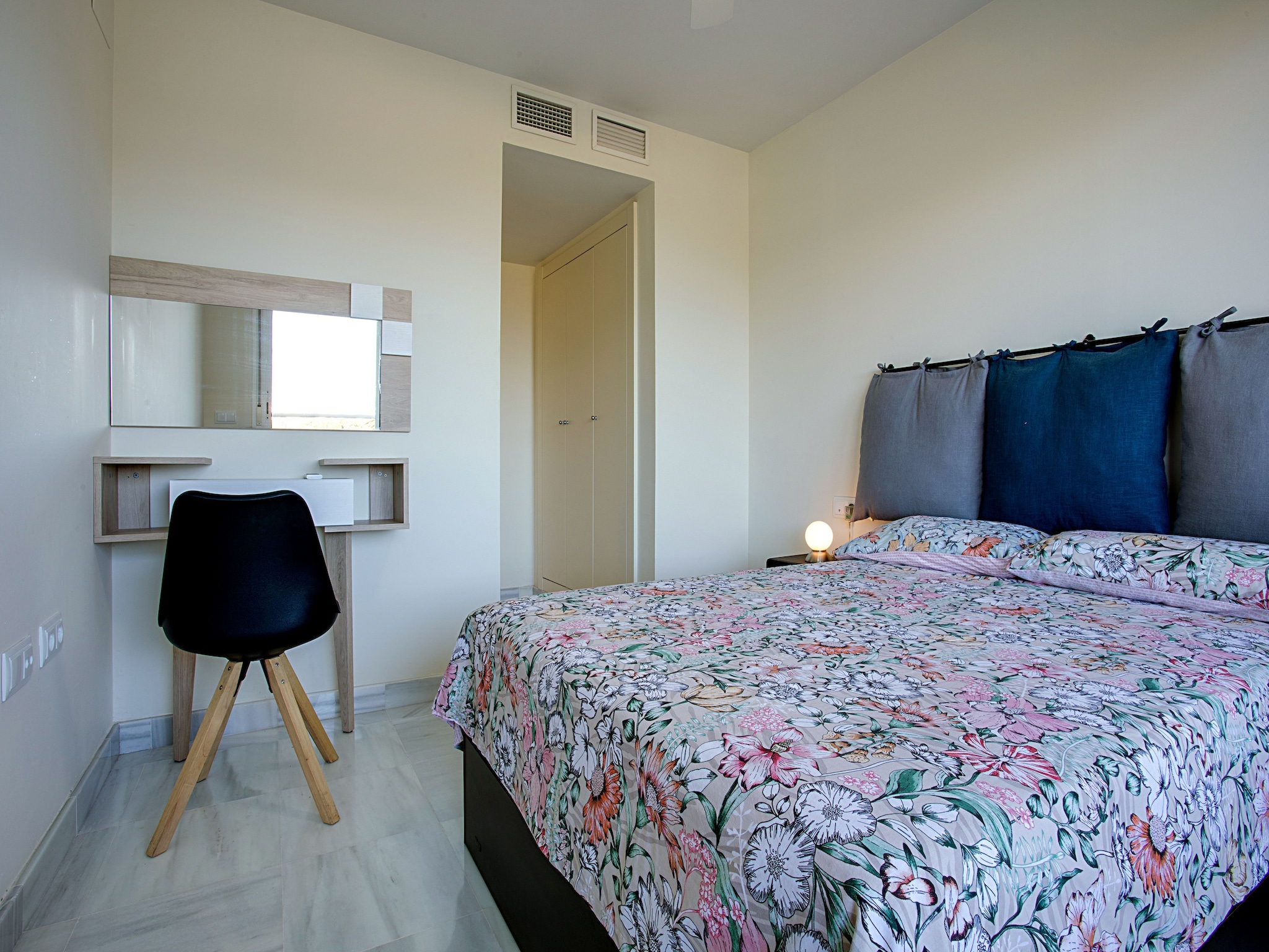 Lomahuoneisto Lovely Apartment with swimming pool