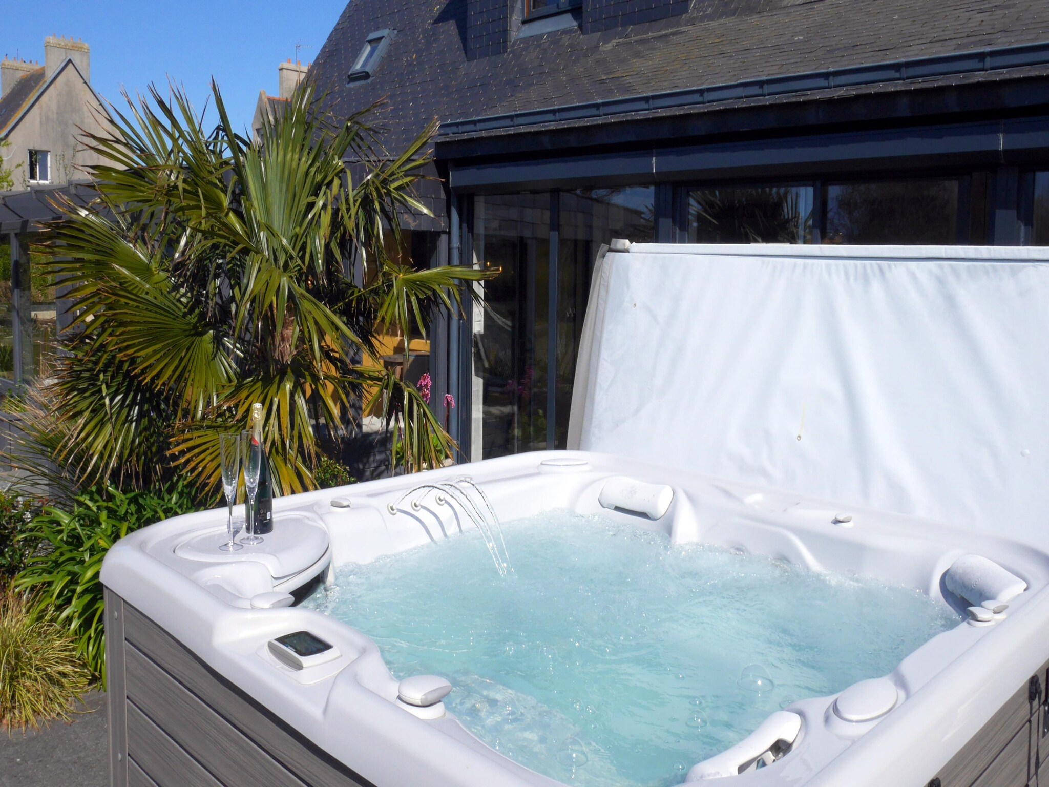   Ferienhaus mit Jacuzzi in Guisseny