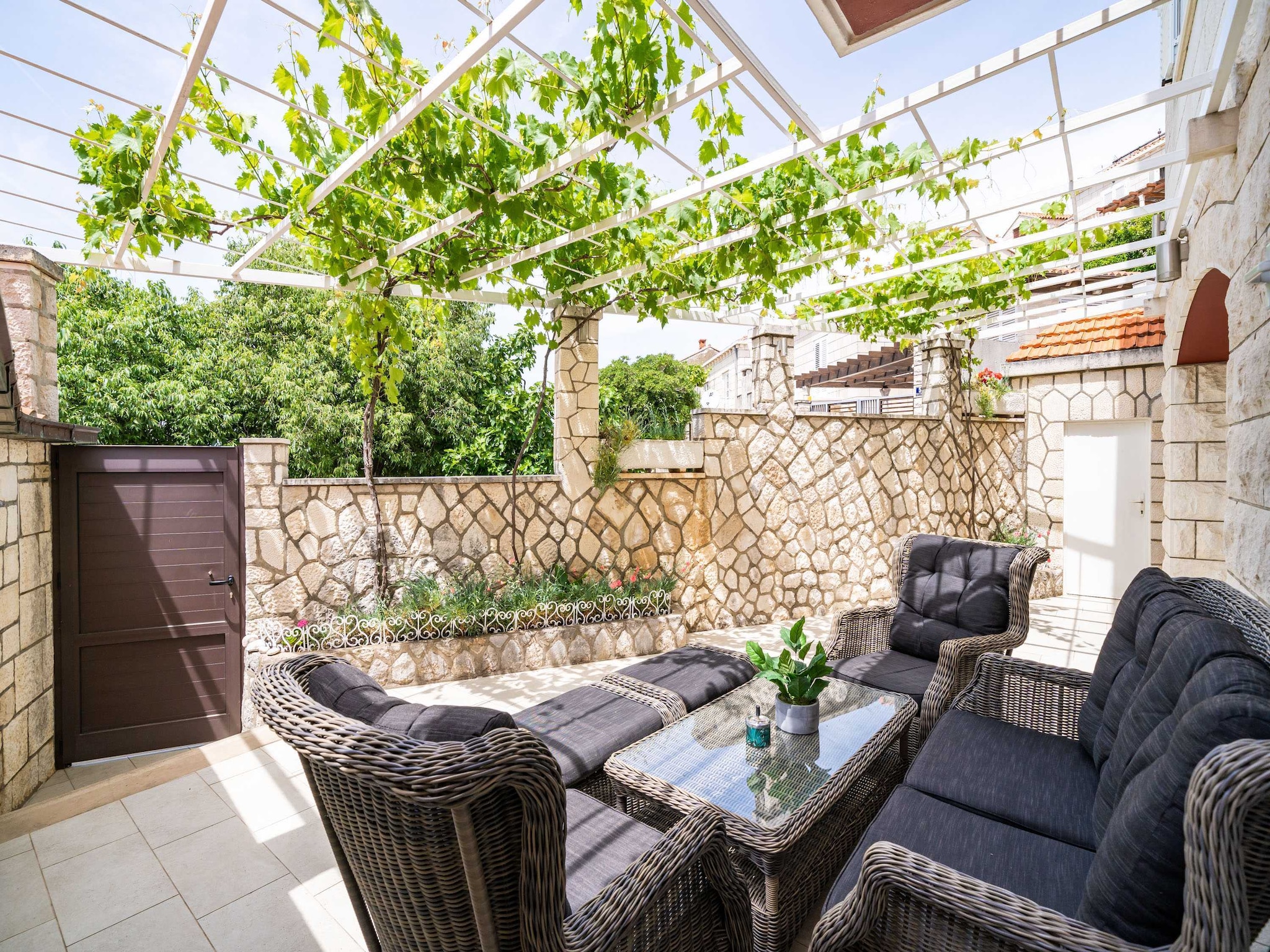   Holiday Home King - Four Bedroom House with Terrac