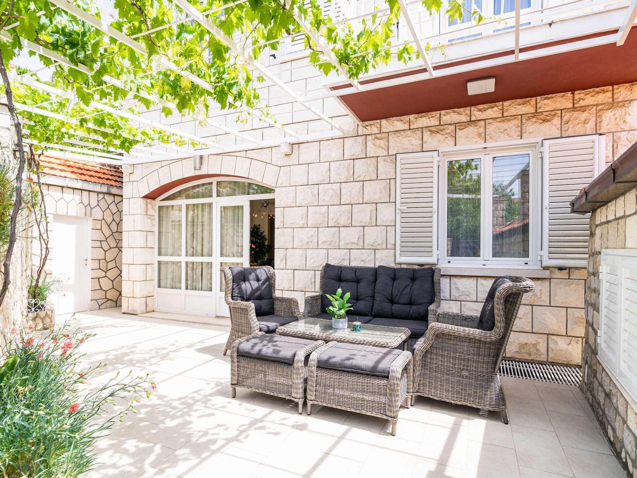   Holiday Home King - Four Bedroom House with Terrac