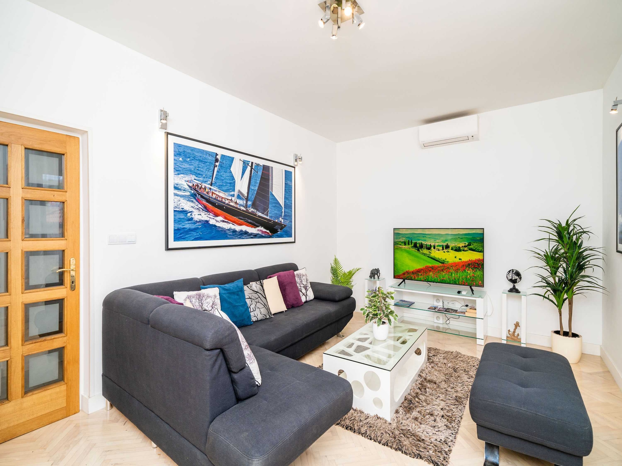   Holiday Home King - Four Bedroom House with Terrac