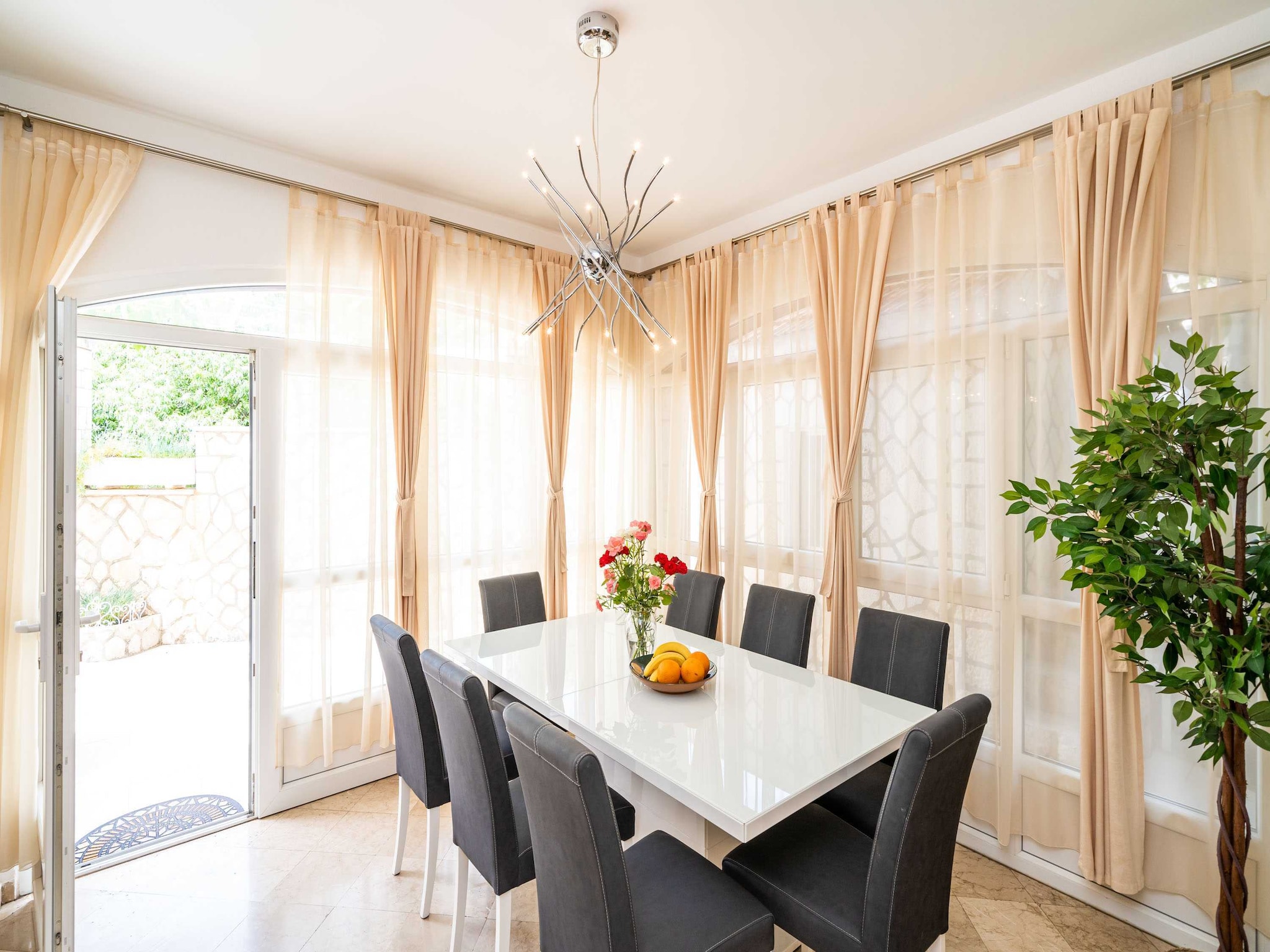   Holiday Home King - Four Bedroom House with Terrac