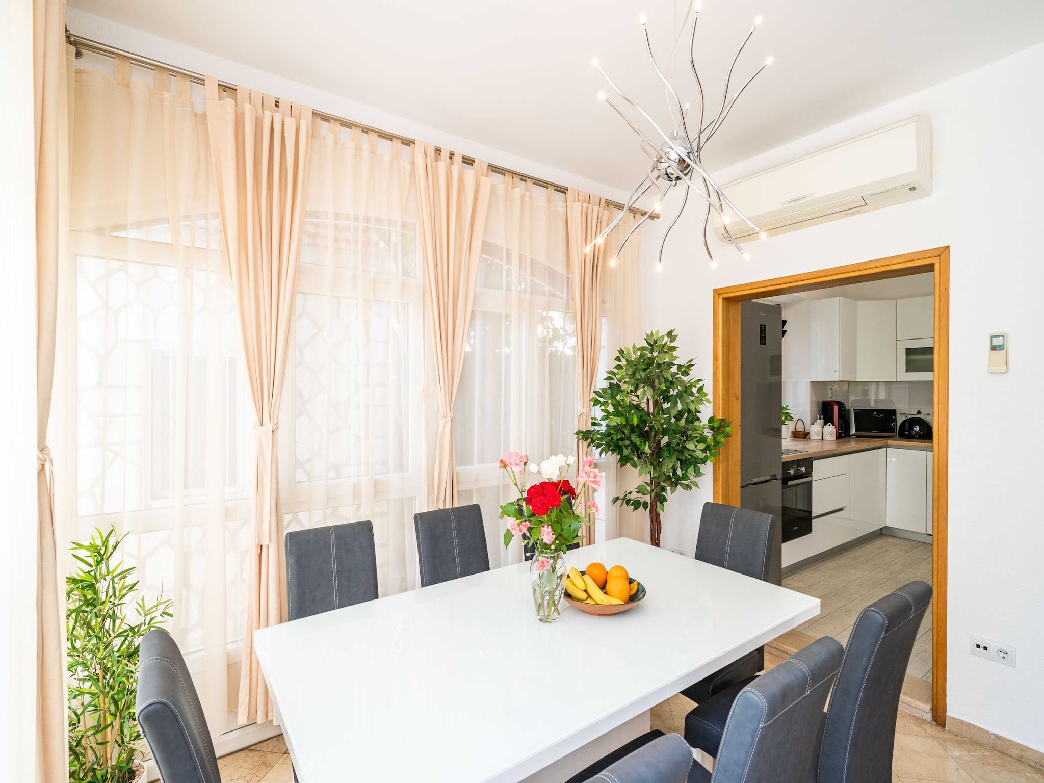   Holiday Home King - Four Bedroom House with Terrac