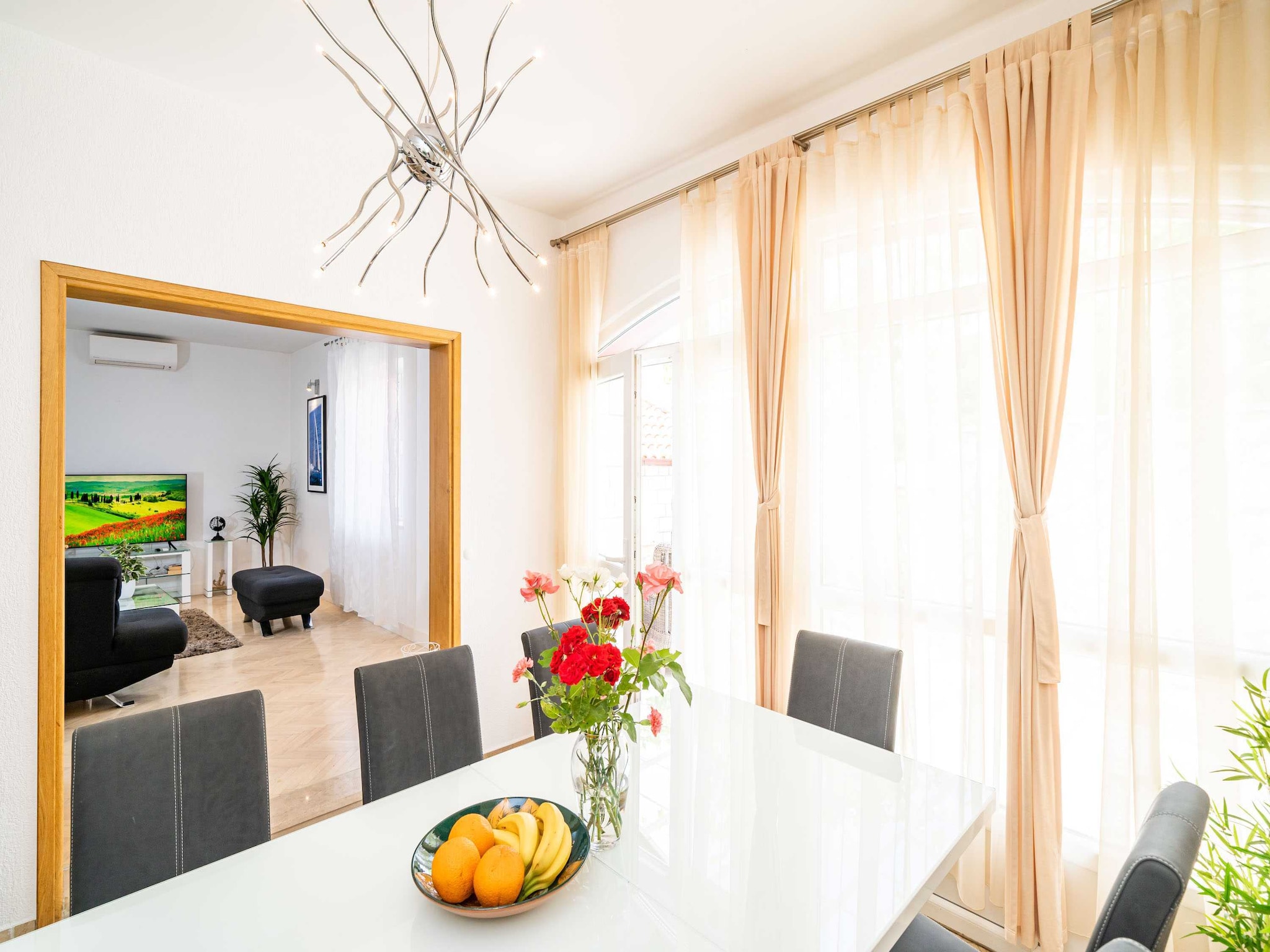   Holiday Home King - Four Bedroom House with Terrac