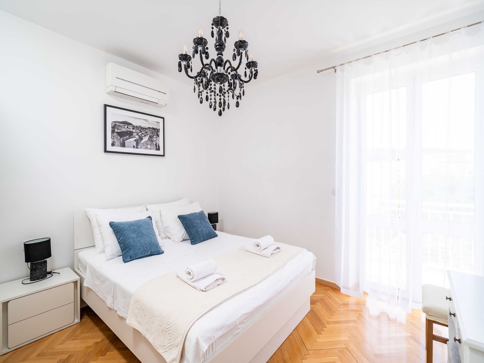  Holiday Home King - Four Bedroom House with Terrac