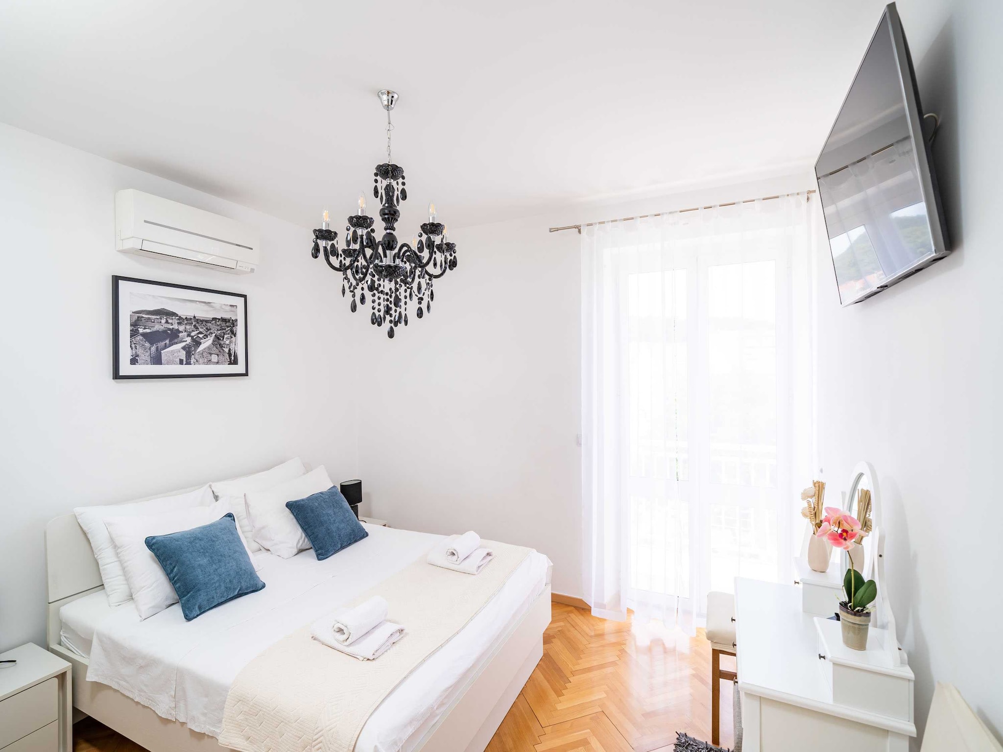   Holiday Home King - Four Bedroom House with Terrac