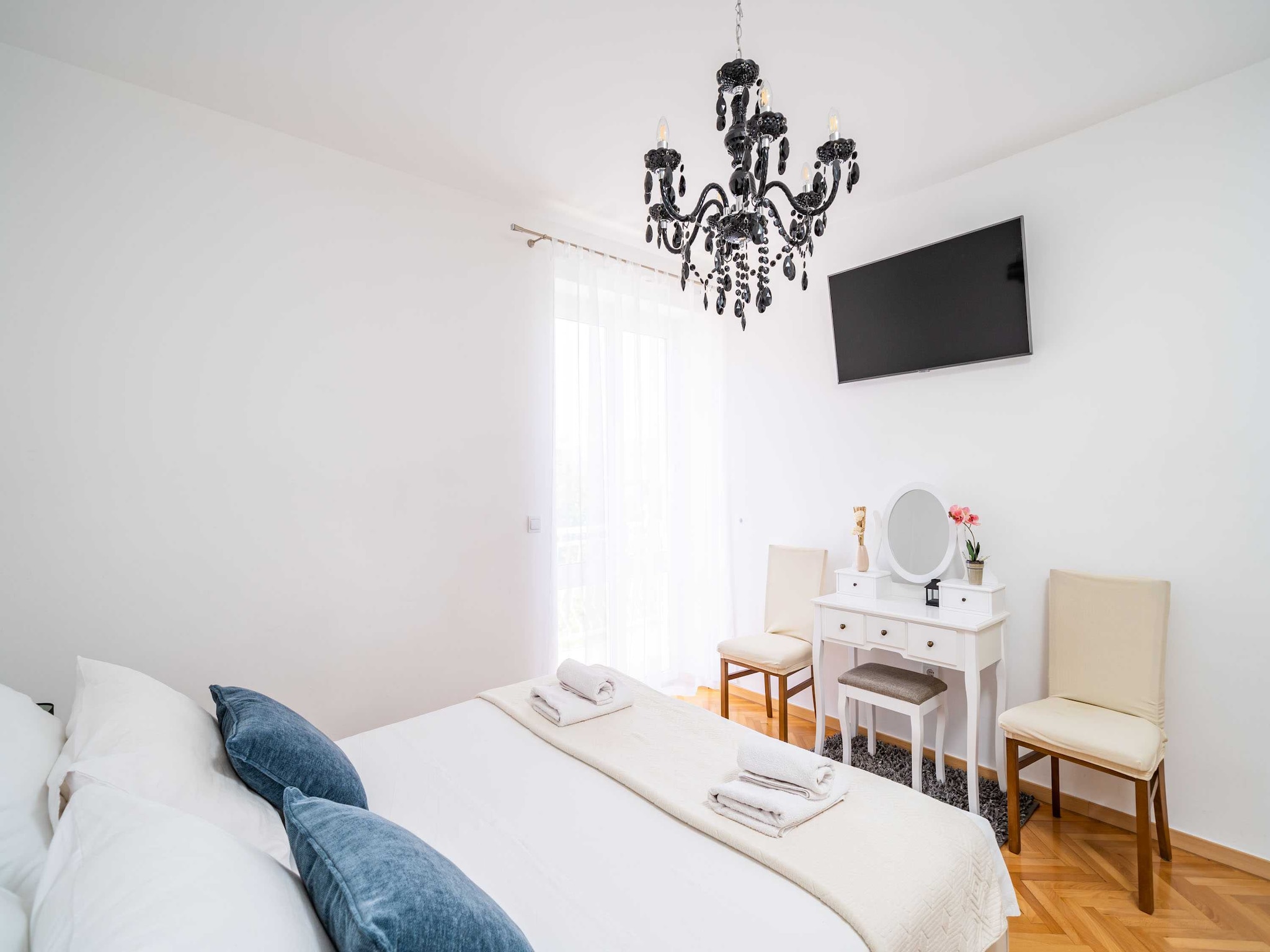   Holiday Home King - Four Bedroom House with Terrac