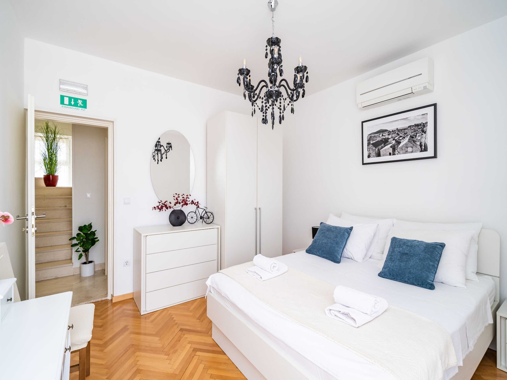  Holiday Home King - Four Bedroom House with Terrac