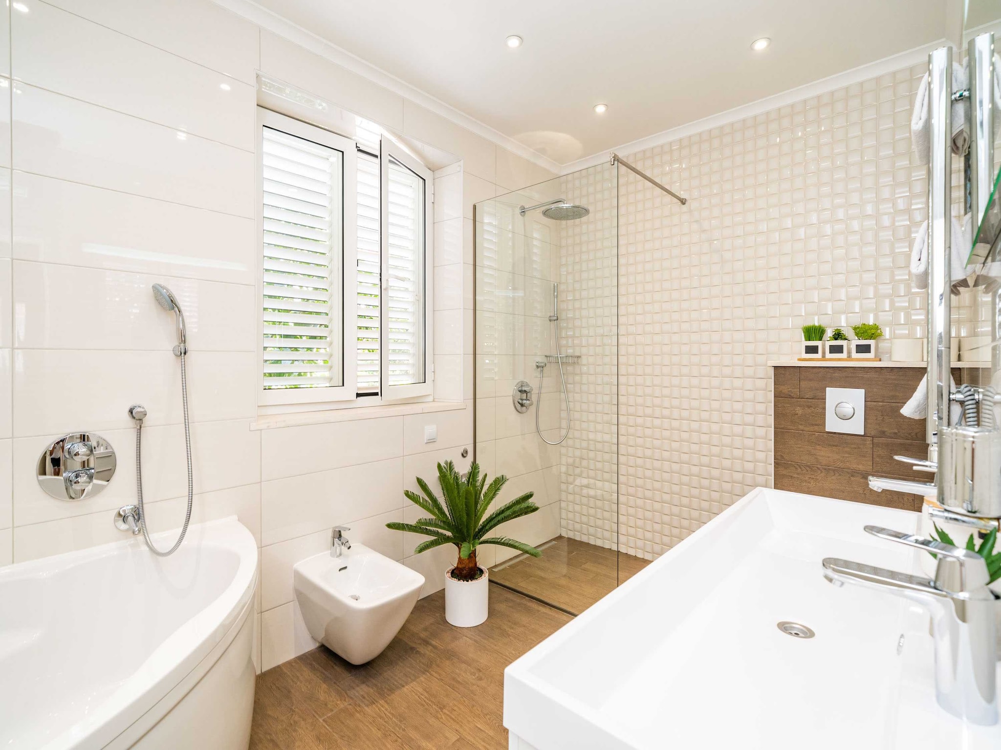   Holiday Home King - Four Bedroom House with Terrac