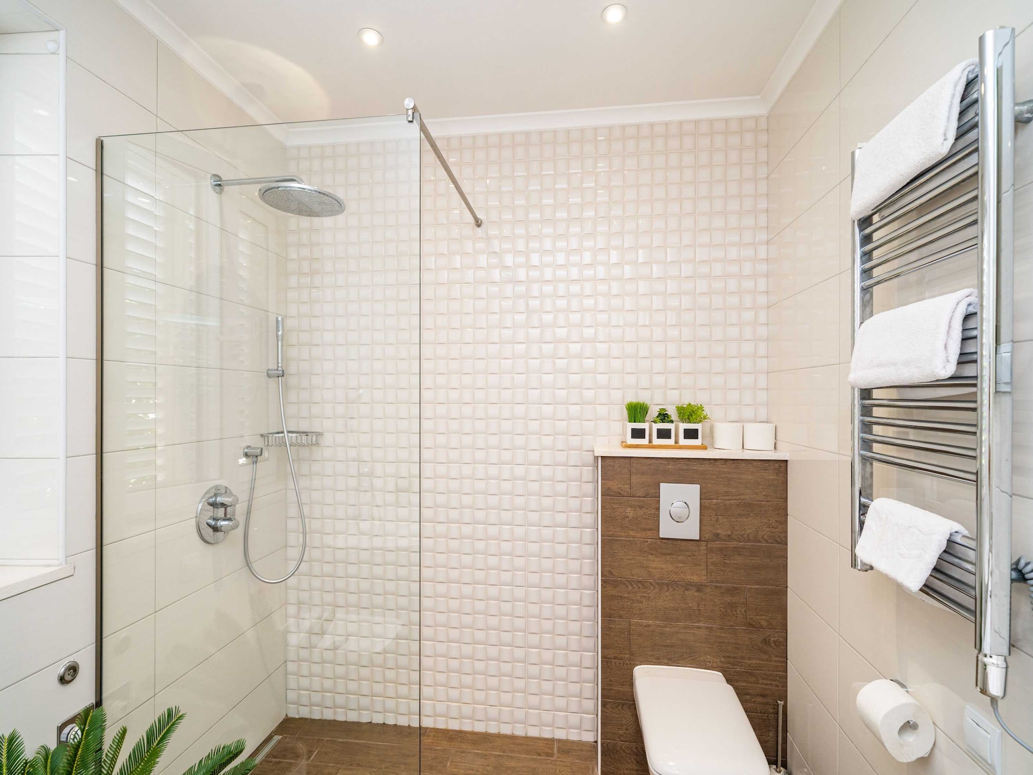   Holiday Home King - Four Bedroom House with Terrac