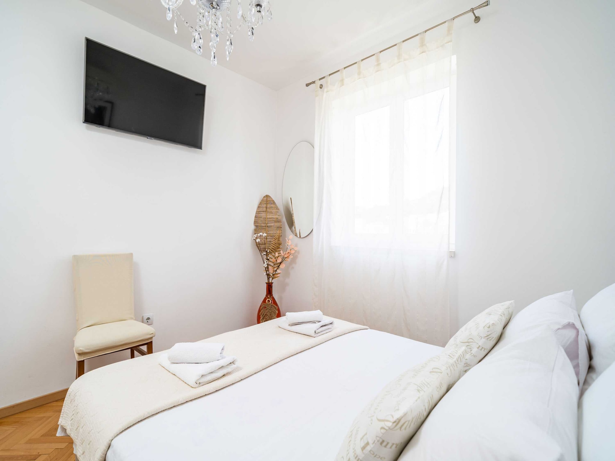   Holiday Home King - Four Bedroom House with Terrac