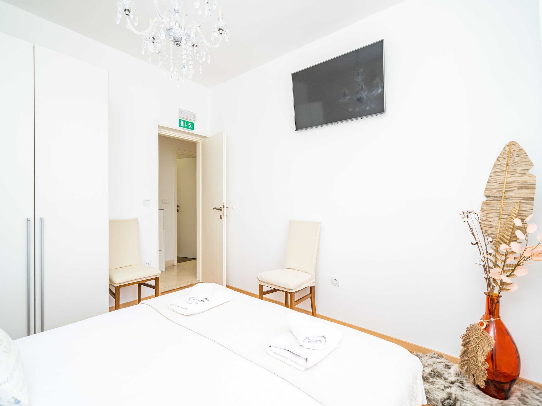   Holiday Home King - Four Bedroom House with Terrac
