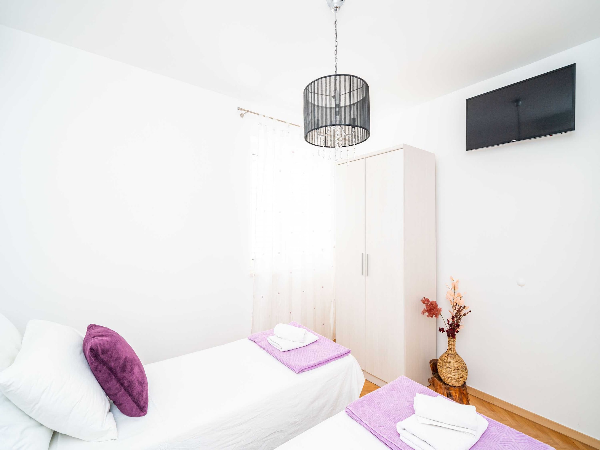   Holiday Home King - Four Bedroom House with Terrac