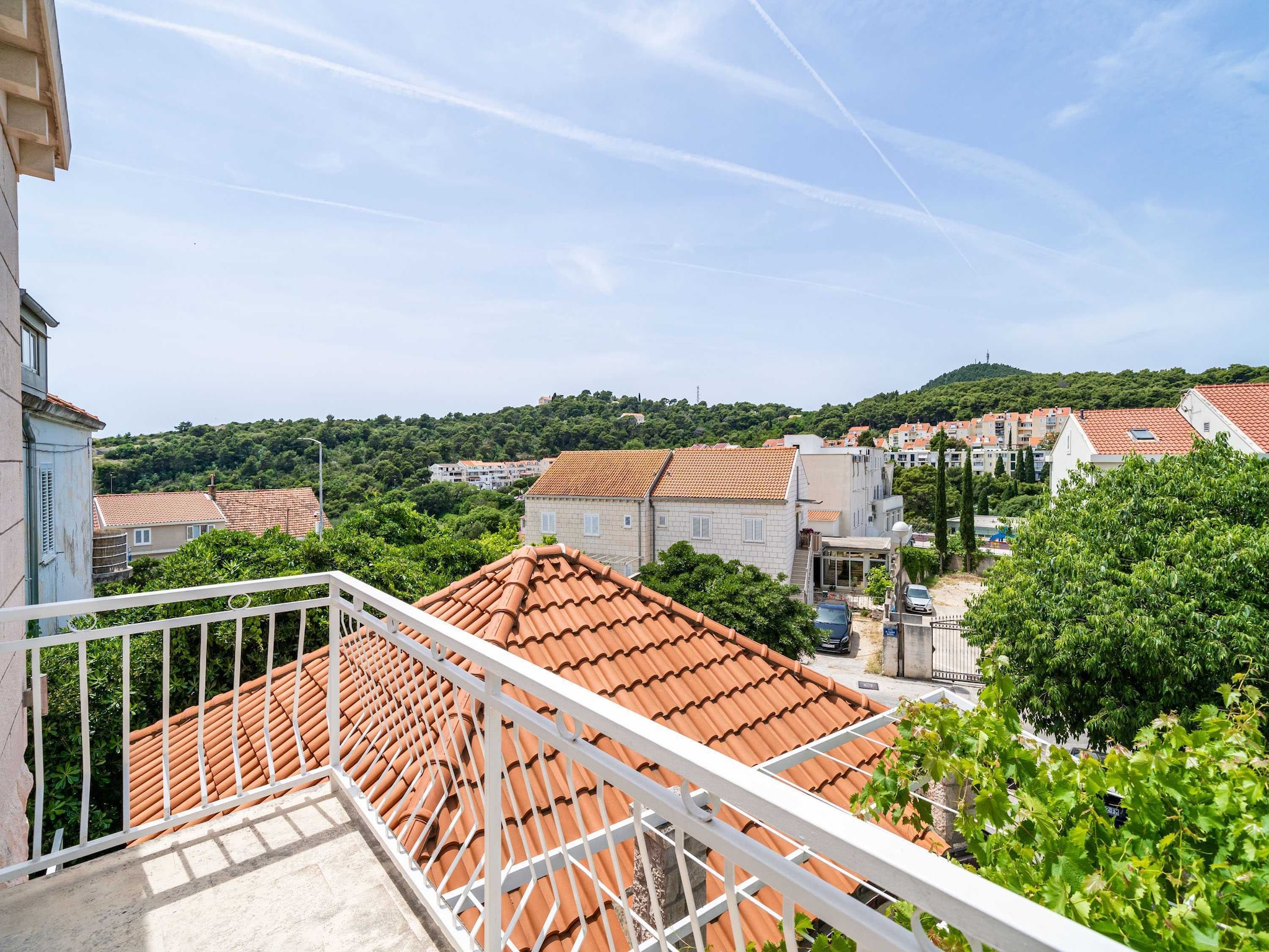   Holiday Home King - Four Bedroom House with Terrac
