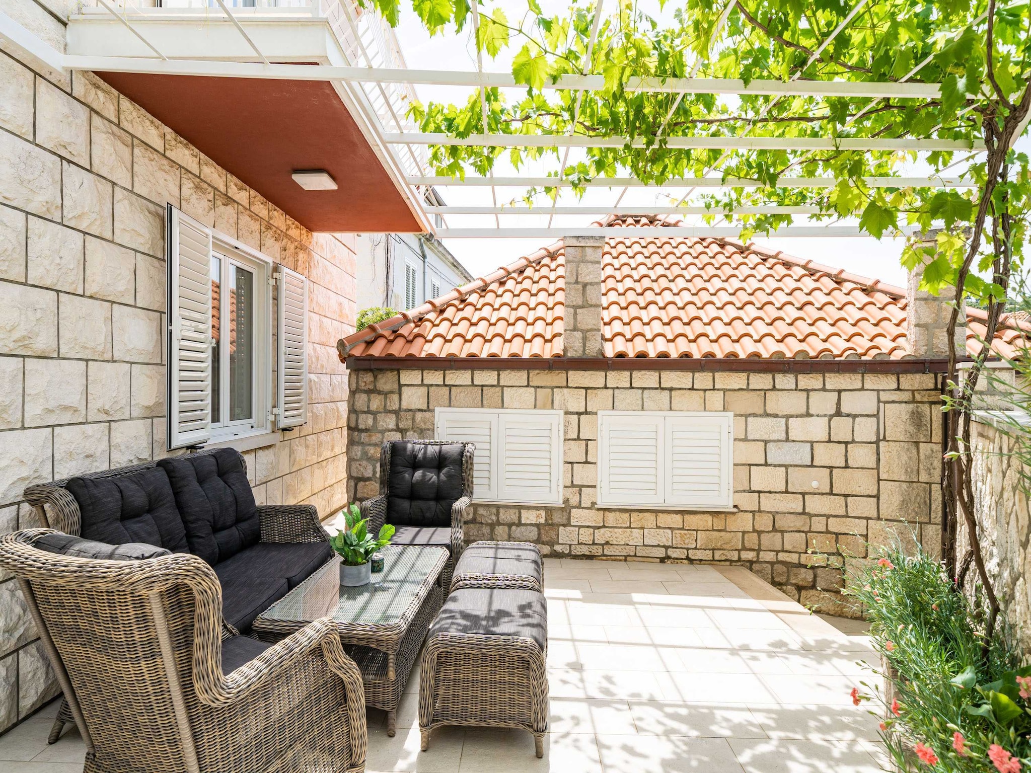   Holiday Home King - Four Bedroom House with Terrac