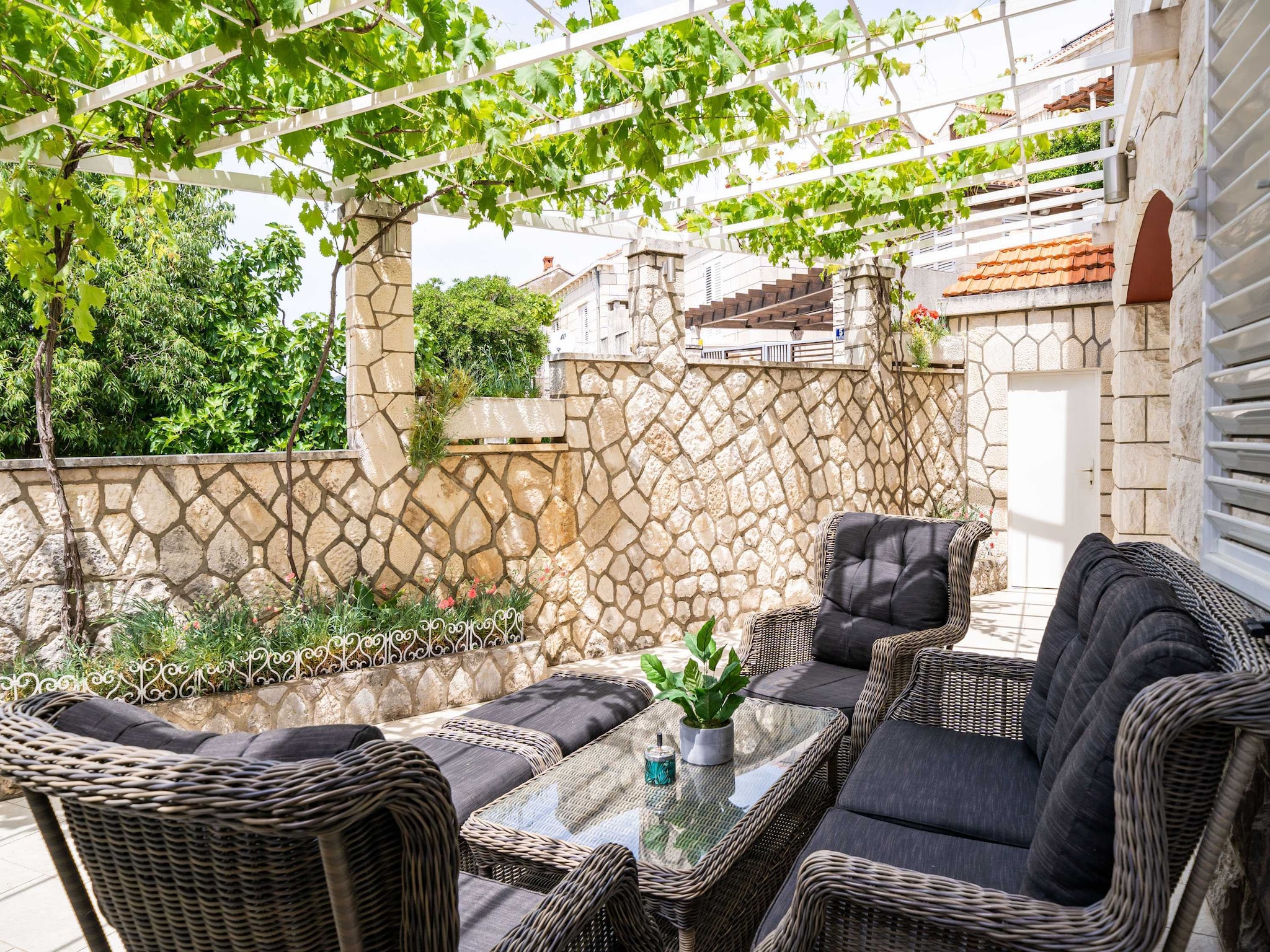   Holiday Home King - Four Bedroom House with Terrac