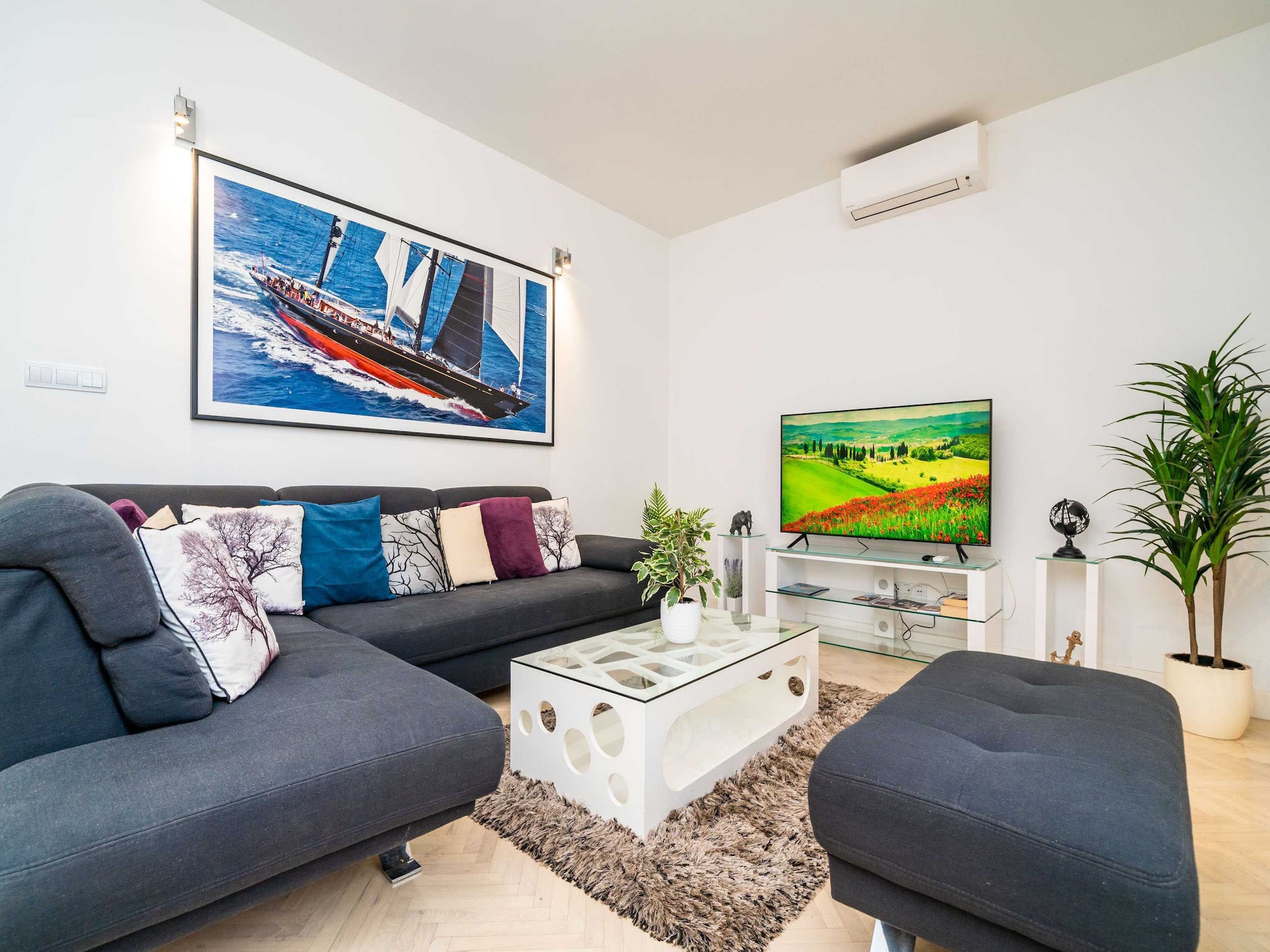   Holiday Home King - Four Bedroom House with Terrac