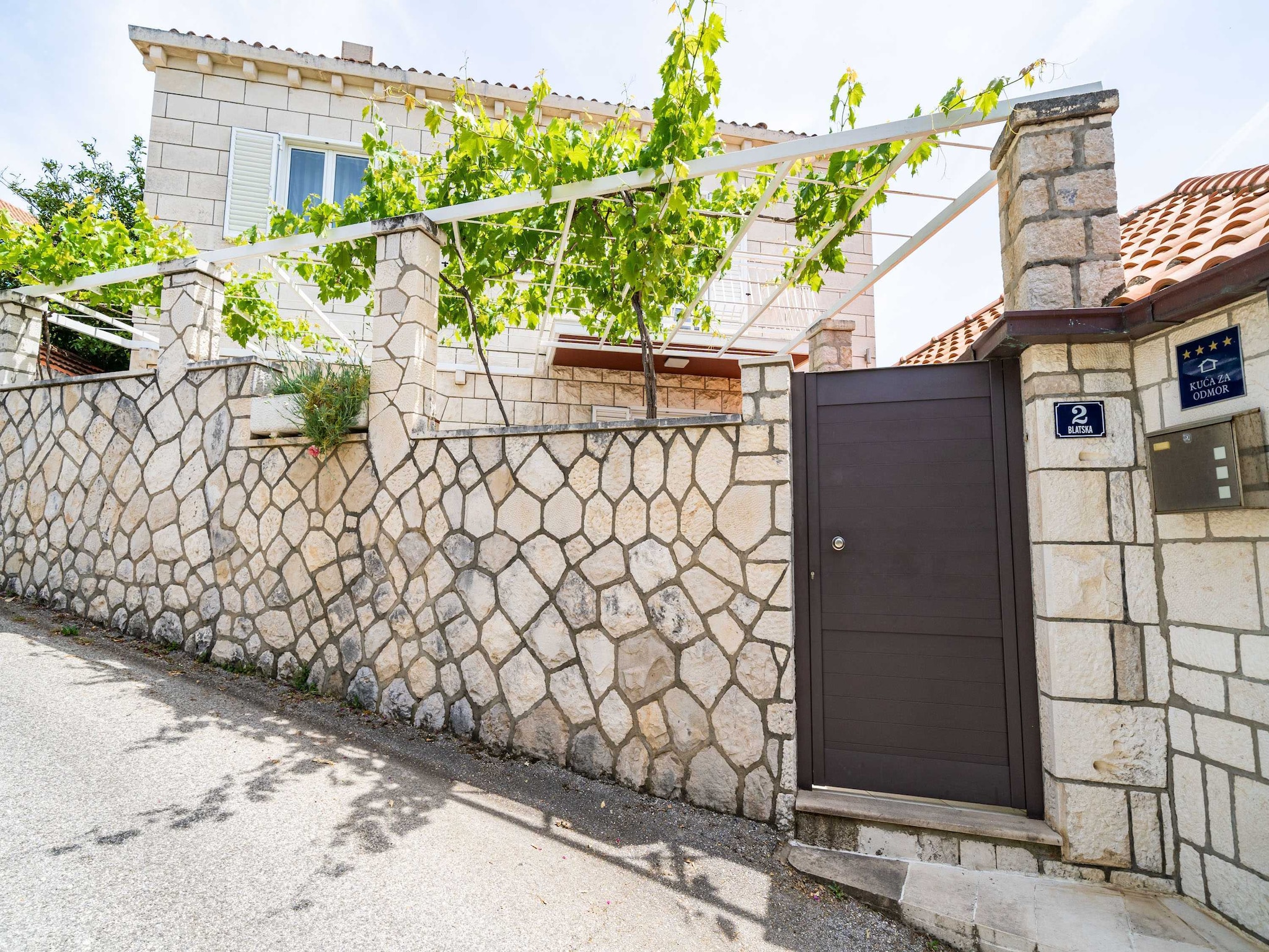   Holiday Home King - Four Bedroom House with Terrac