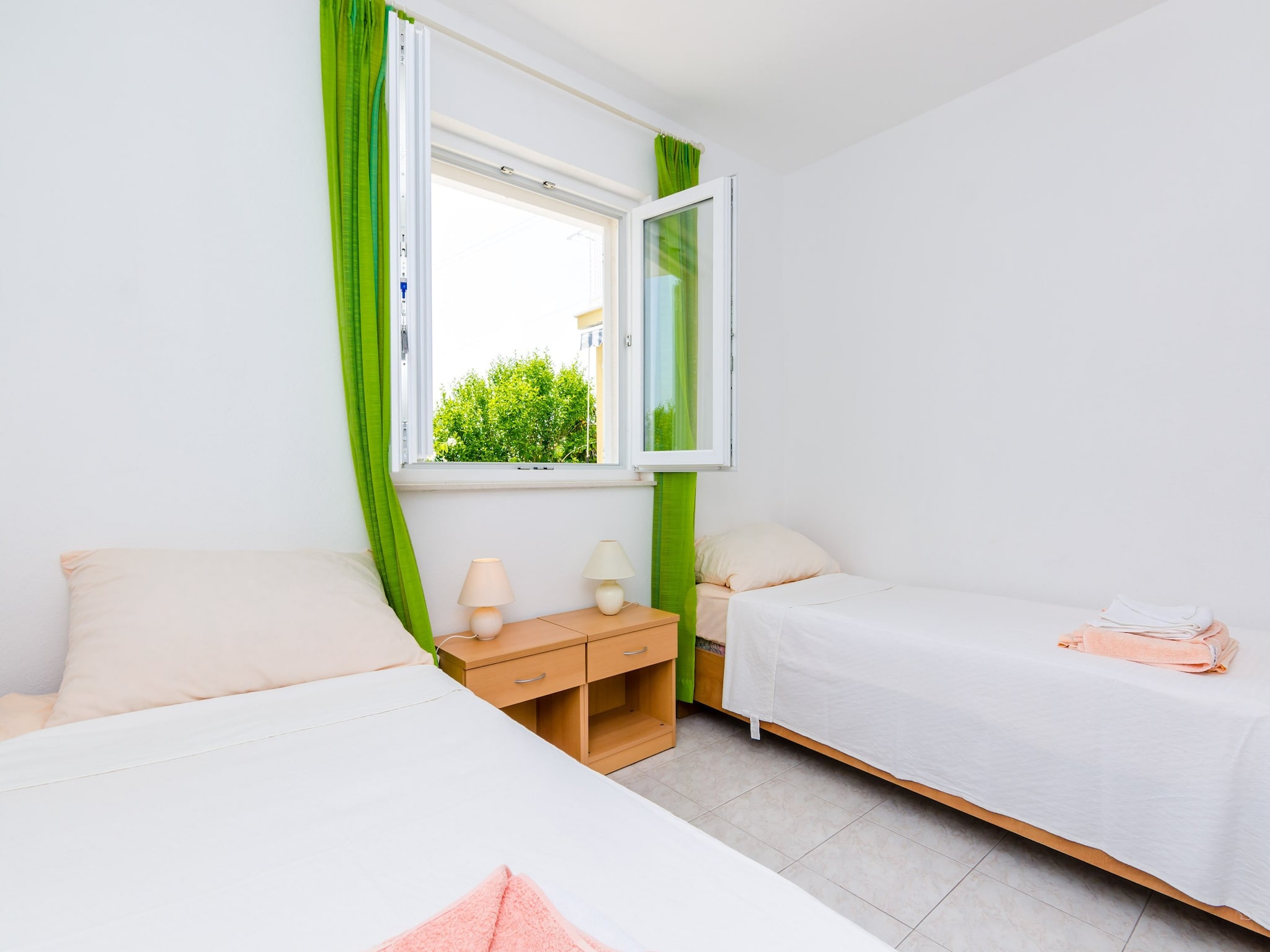 Apartmá Villa Bind - Twin Room with Patio and Garden View