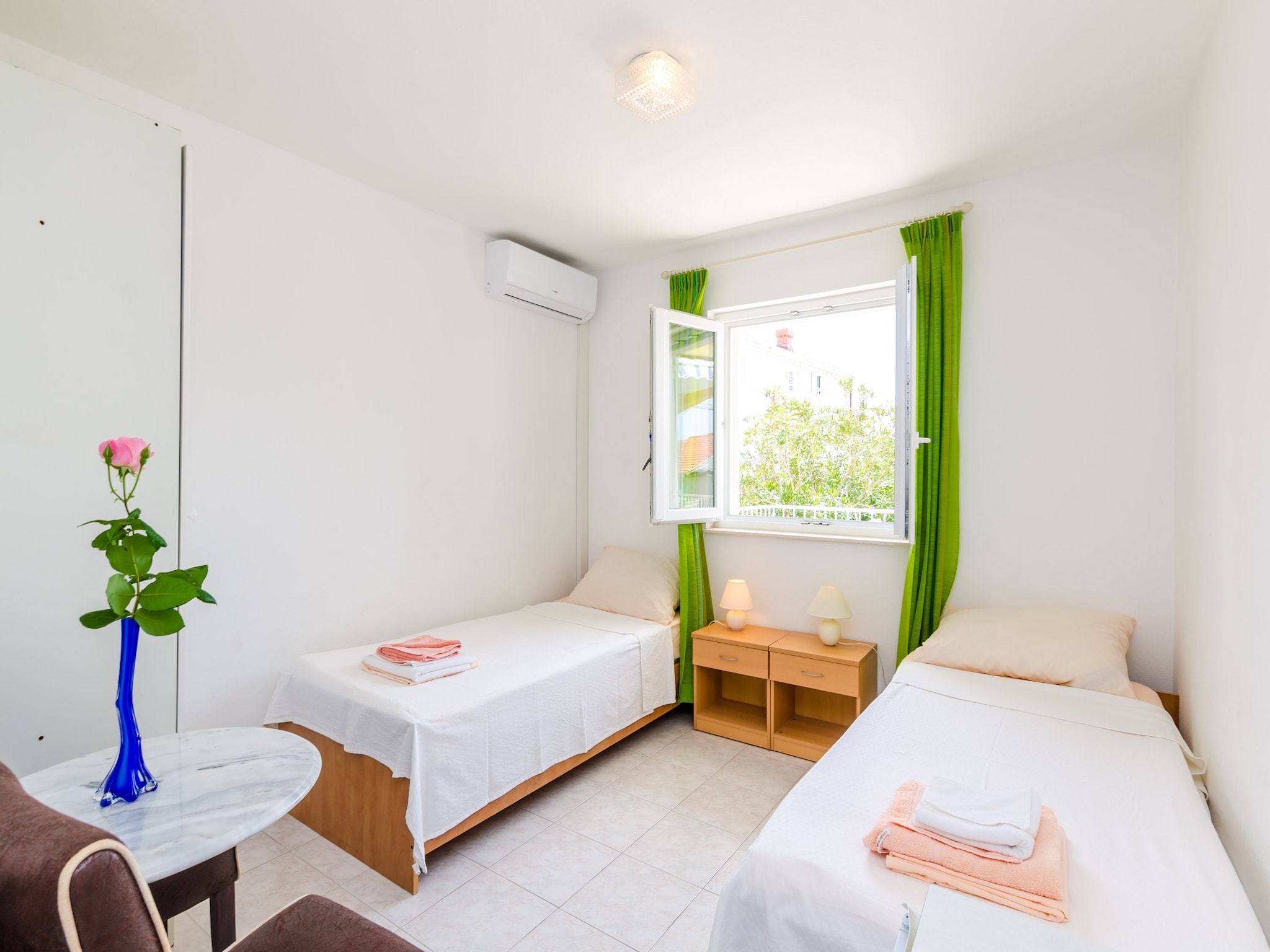 Apartmá Villa Bind - Twin Room with Patio and Garden View