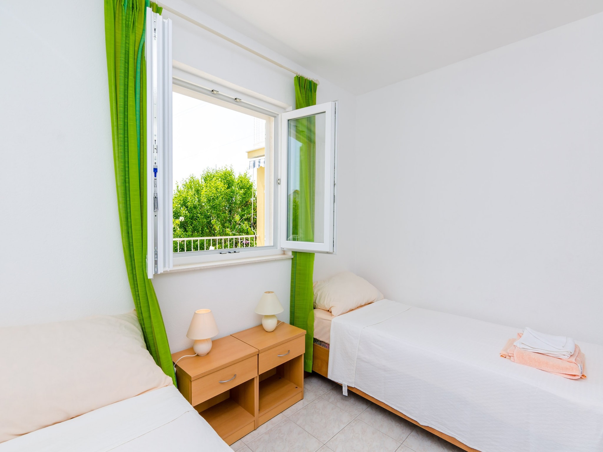 Apartmá Villa Bind - Twin Room with Patio and Garden View