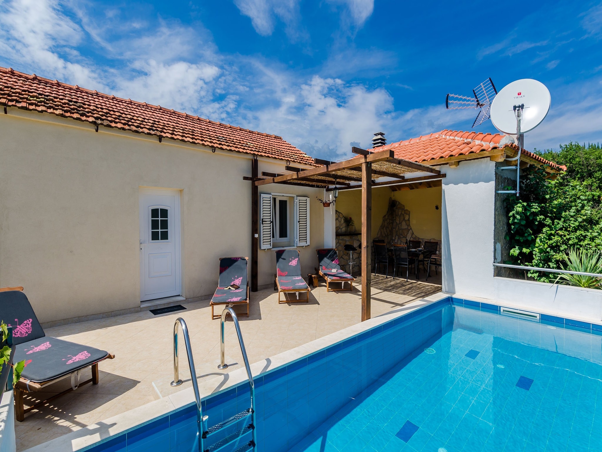Maison Villa Dalmatian Gem - Two-Bedroom Villa with Terra