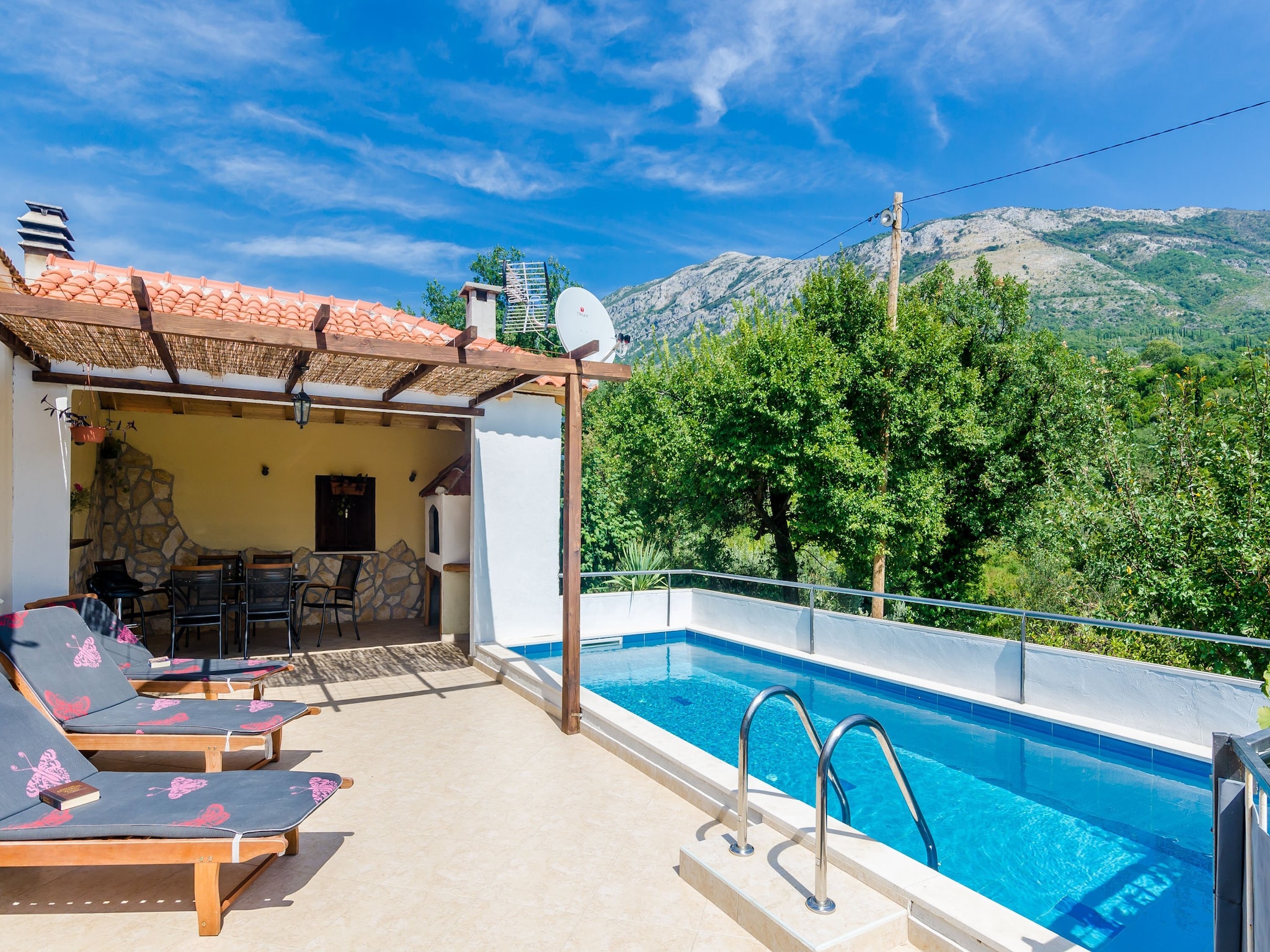 Maison Villa Dalmatian Gem - Two-Bedroom Villa with Terra