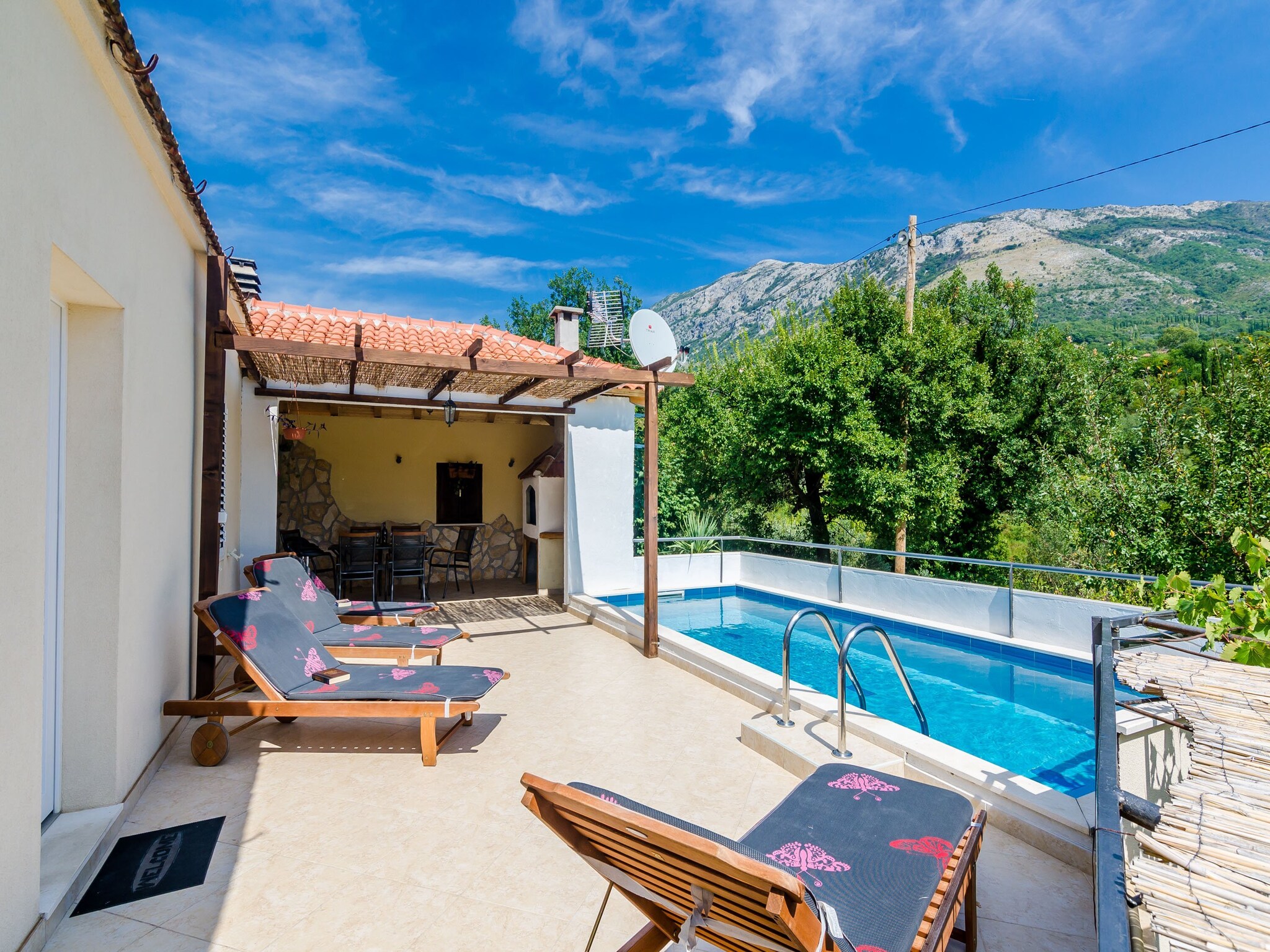 Maison Villa Dalmatian Gem - Two-Bedroom Villa with Terra