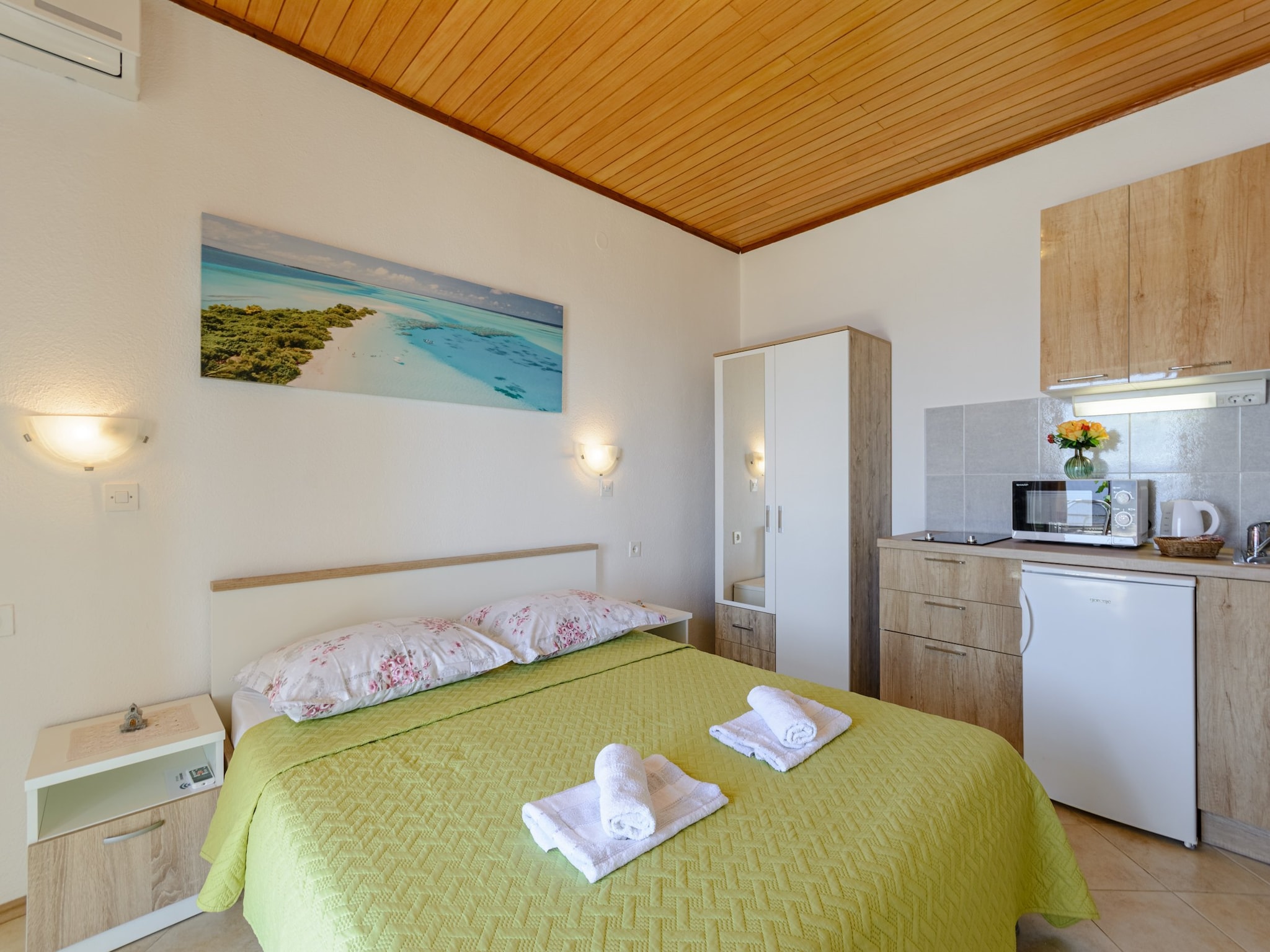 Lomahuoneisto Rooms Sani - Double Room with Terrace and Sea View