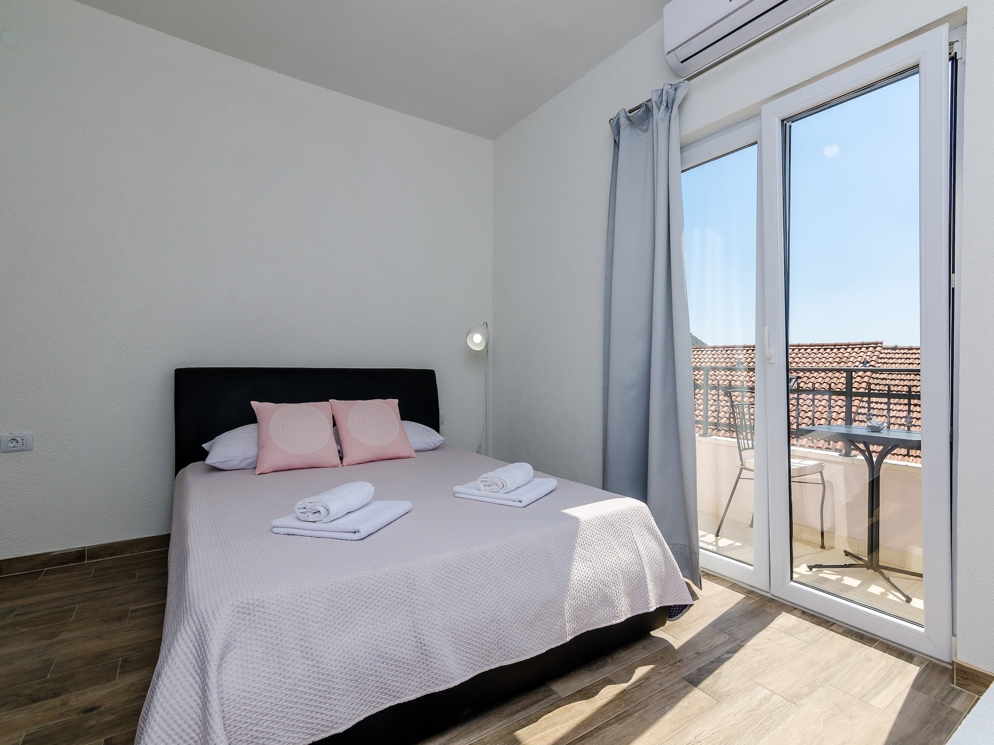 Apartmá Apartments Life - Two Bedroom Apartment with Balco