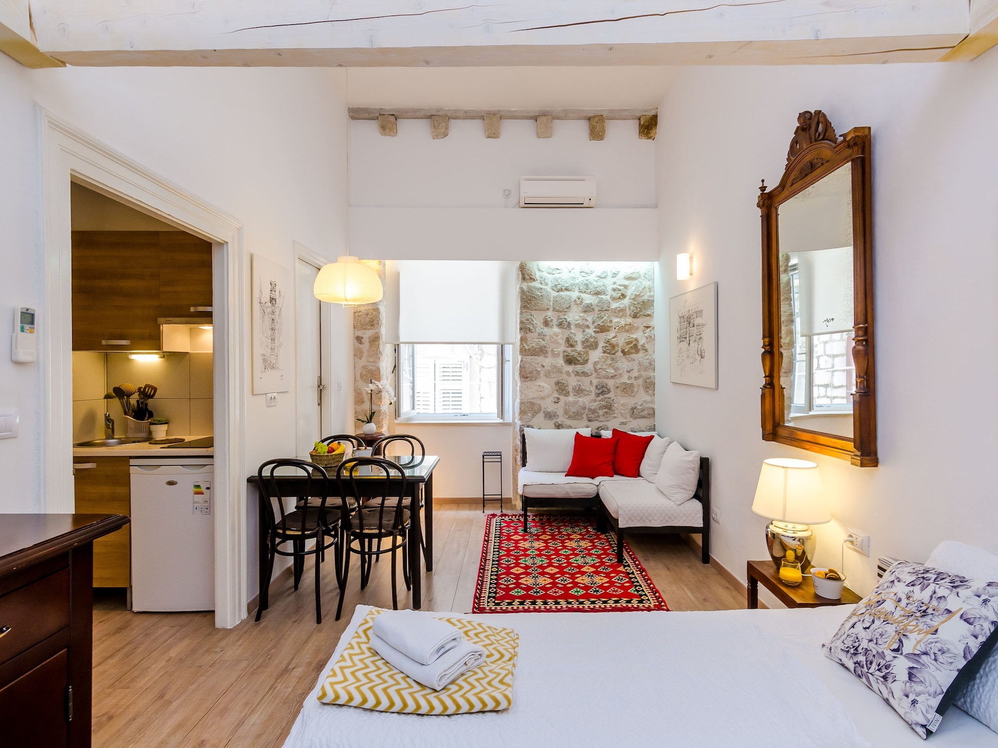 Apartmá Midtown Apartments - Studio Apartment with Street