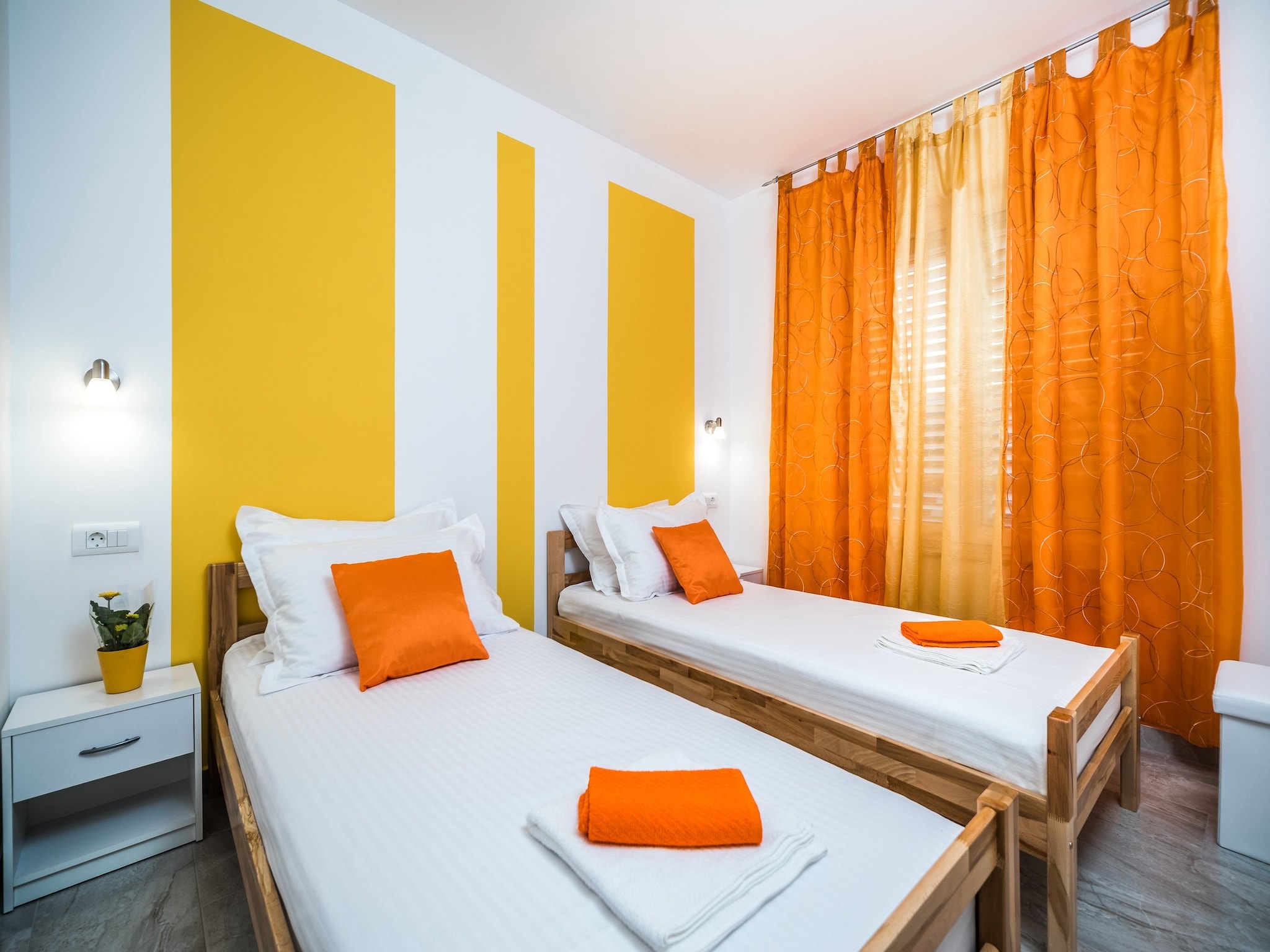 Ferienwohnung Apartments Sunshine Home - Twin Room ( Yellow )