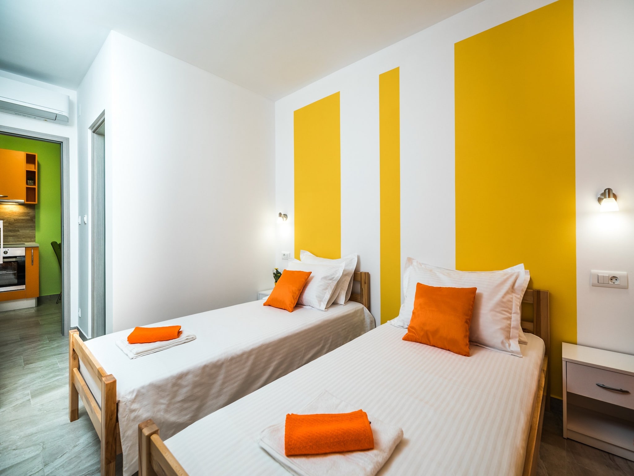 Ferienwohnung Apartments Sunshine Home - Twin Room ( Yellow )