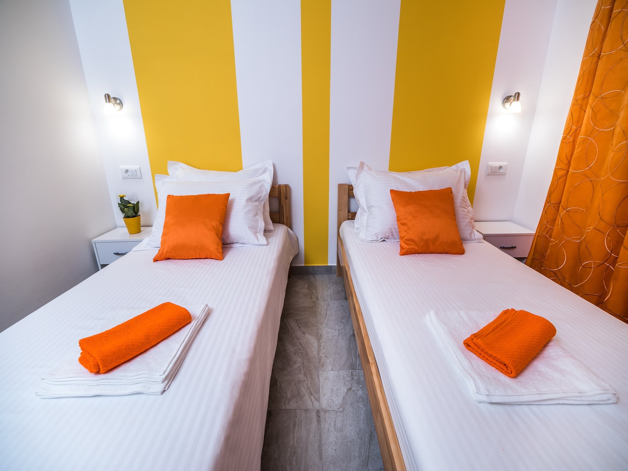 Ferienwohnung Apartments Sunshine Home - Twin Room ( Yellow )