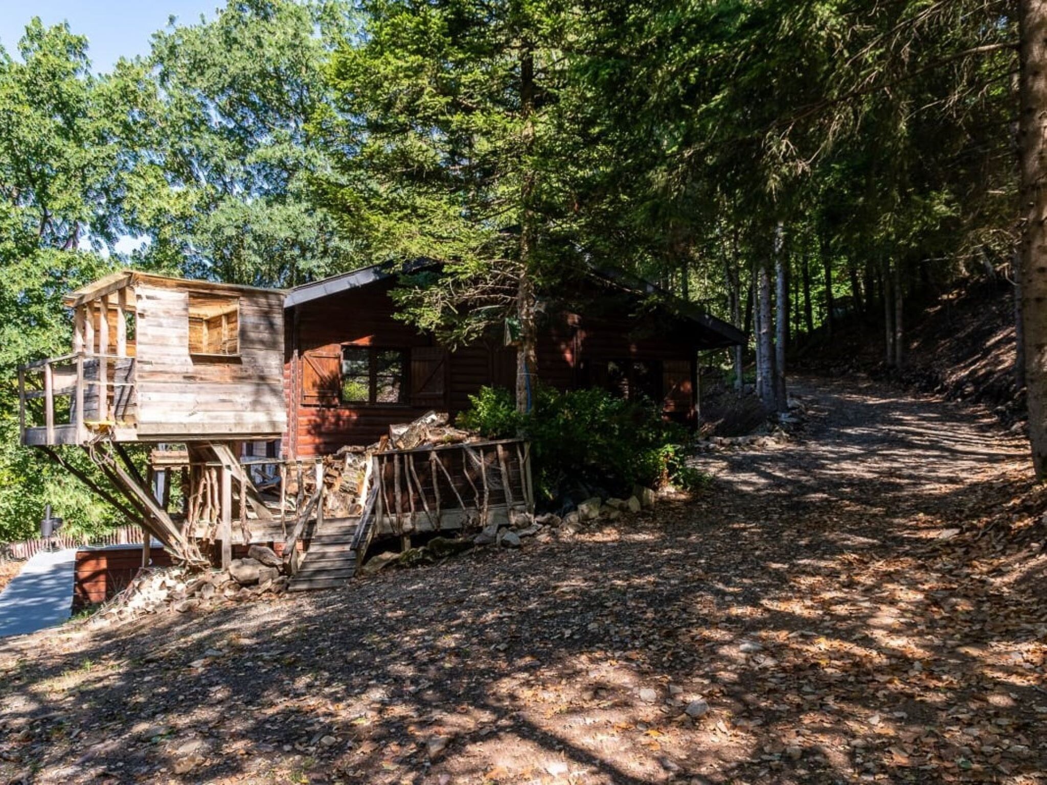 Maison Blue Wood