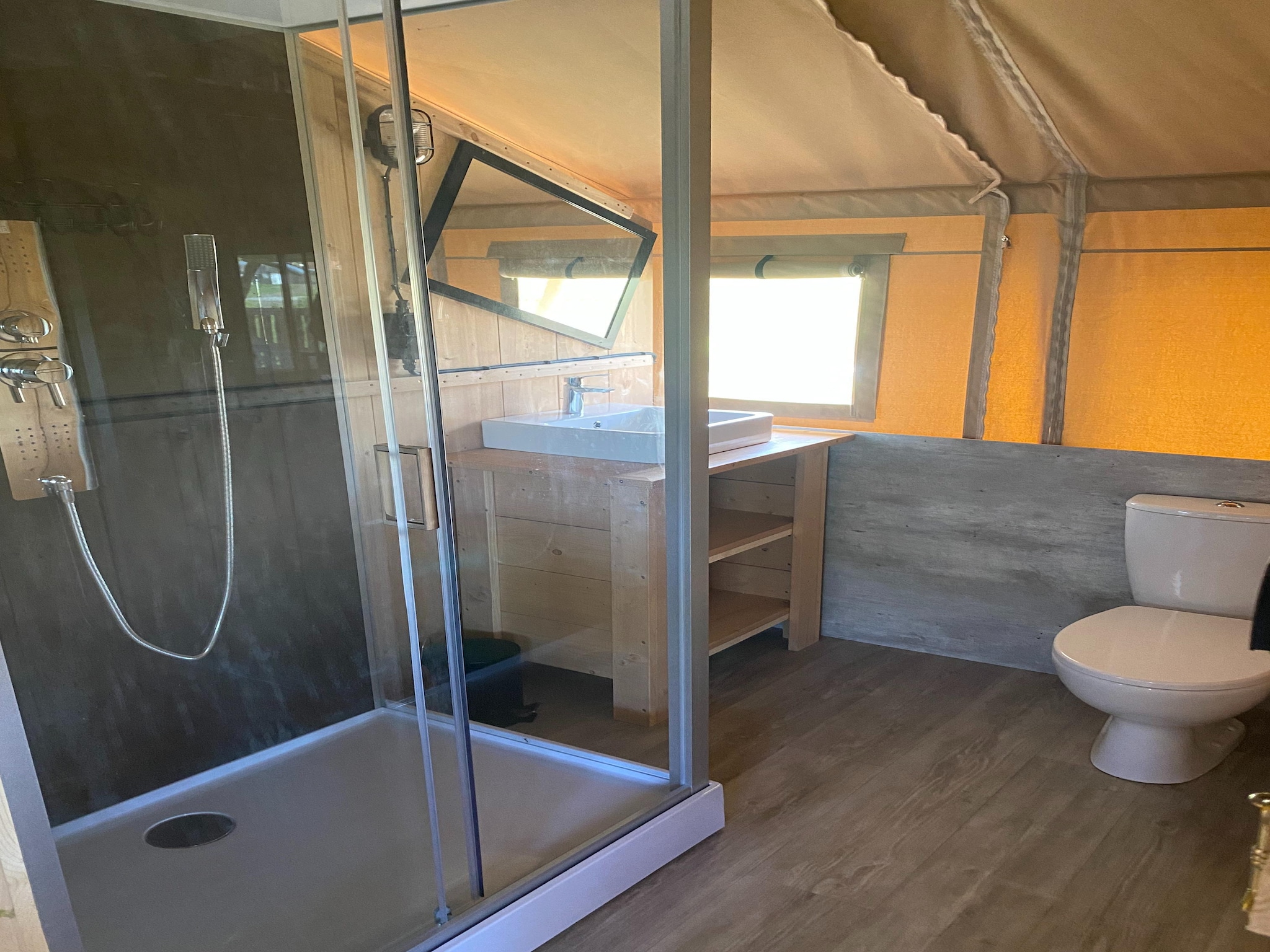   Luxe glamping met badkamer 2