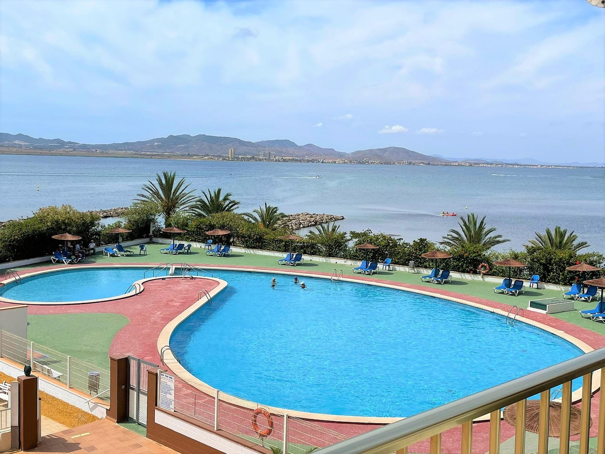   Apartamento con piscina frente al mar en La Manga