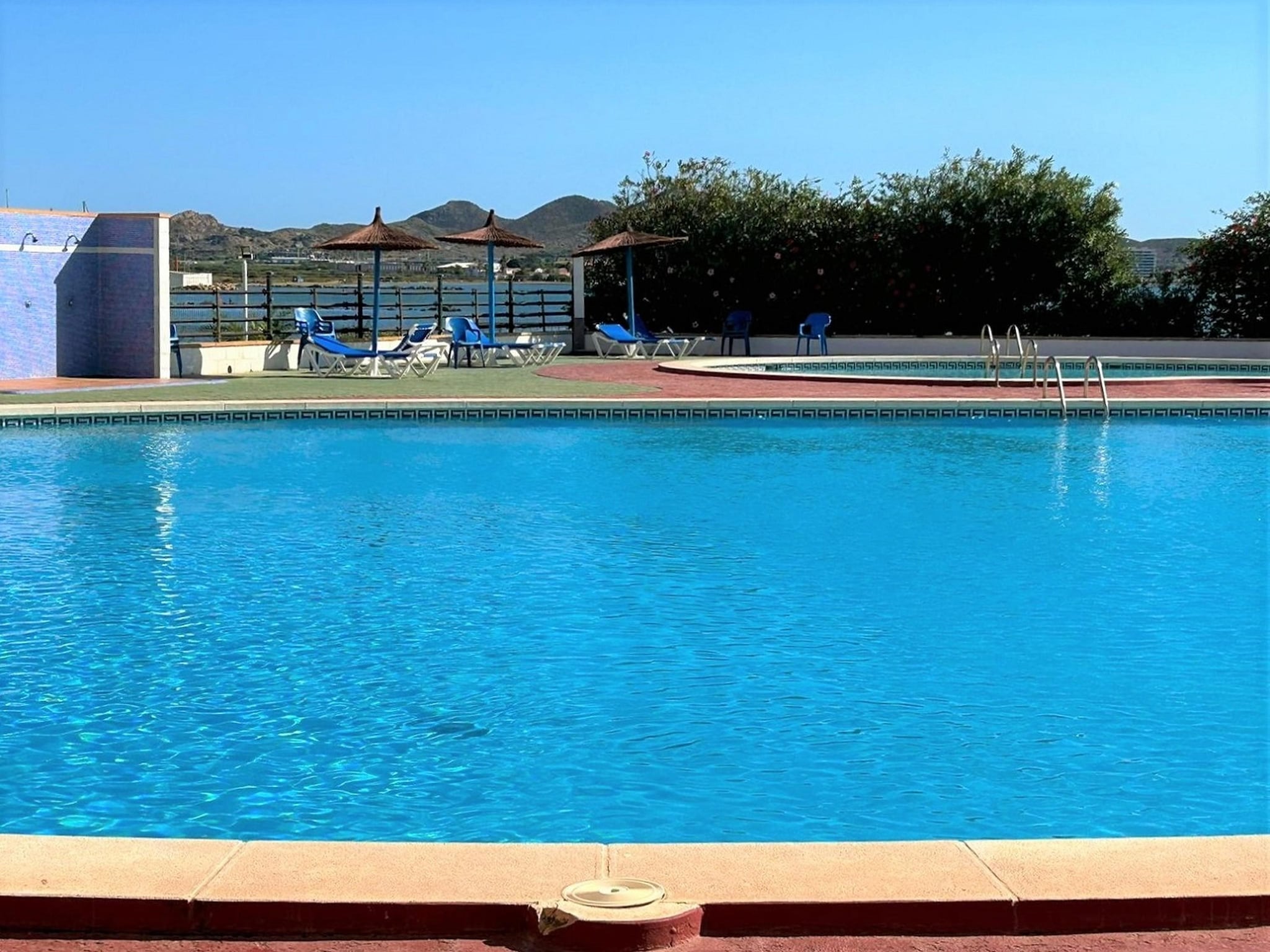   Apartamento con piscina frente al mar en La Manga