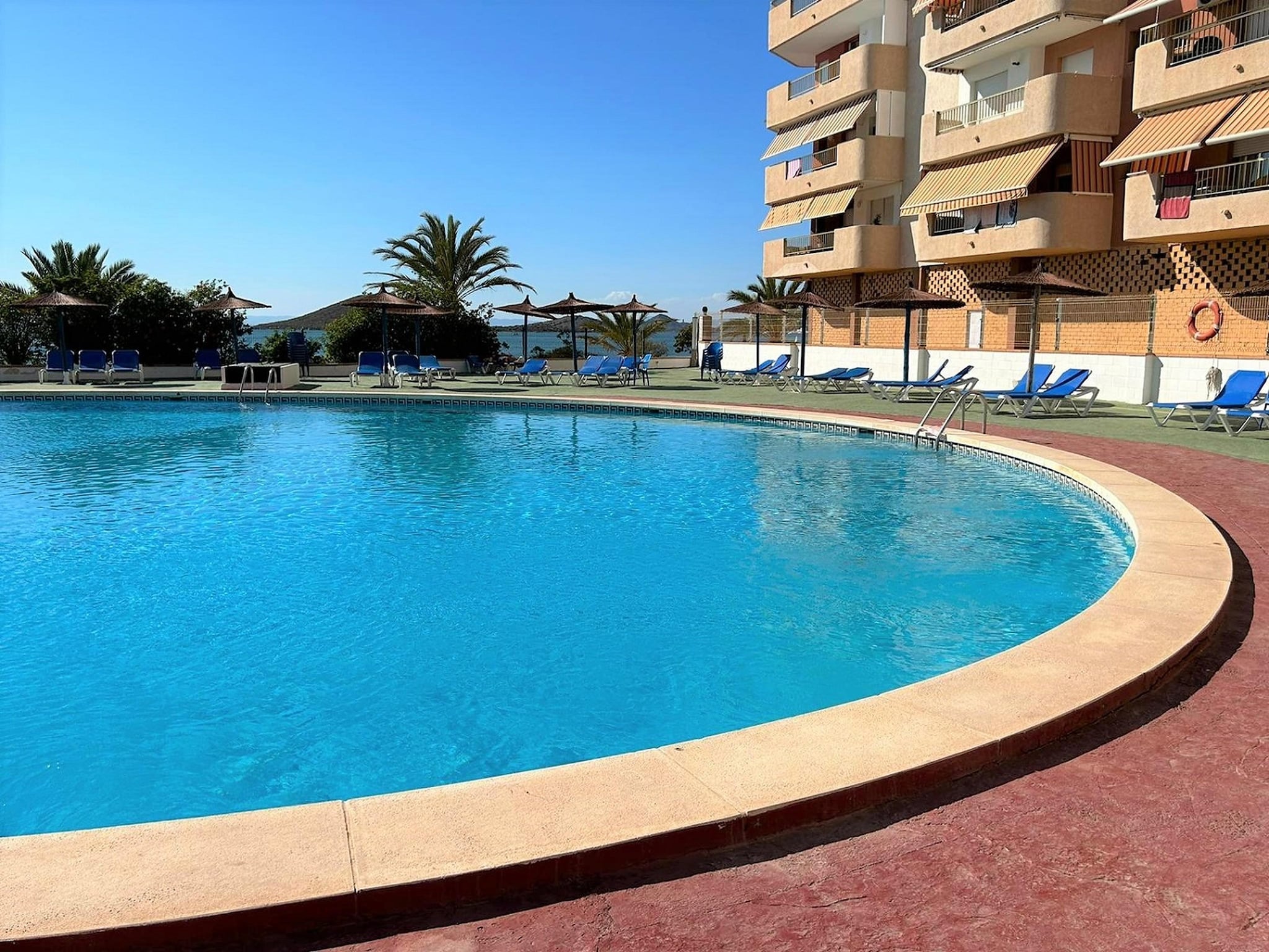   Apartamento con piscina frente al mar en La Manga