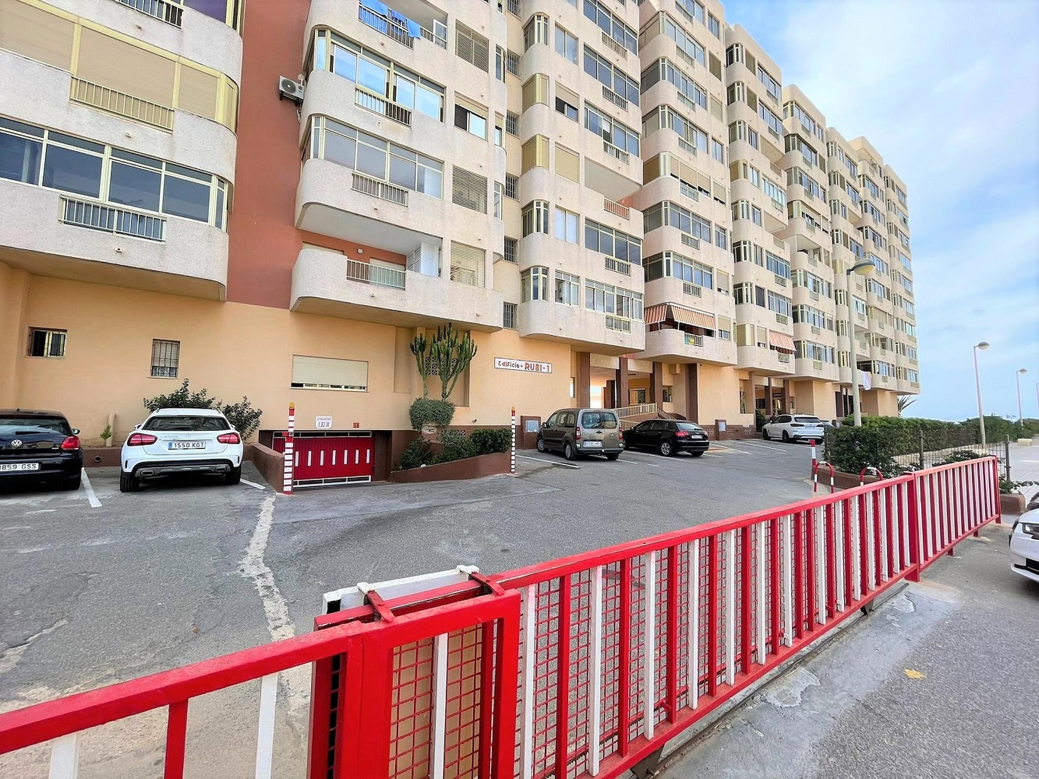   Apartamento con piscina frente al mar en La Manga