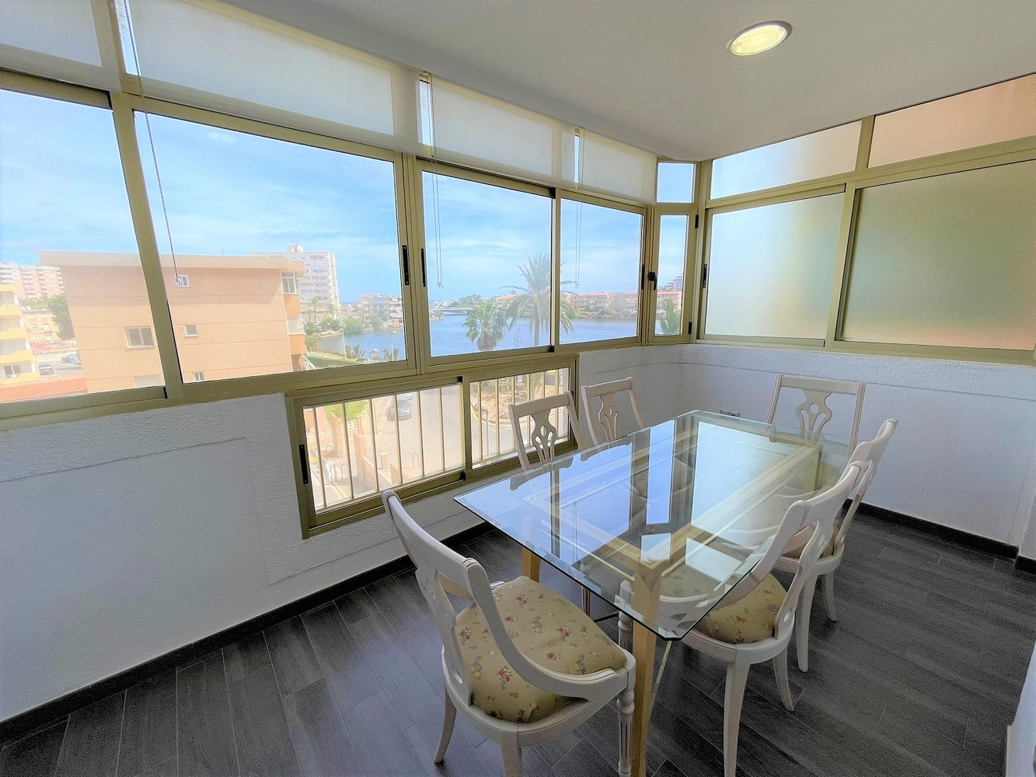   Apartamento con piscina frente al mar en La Manga