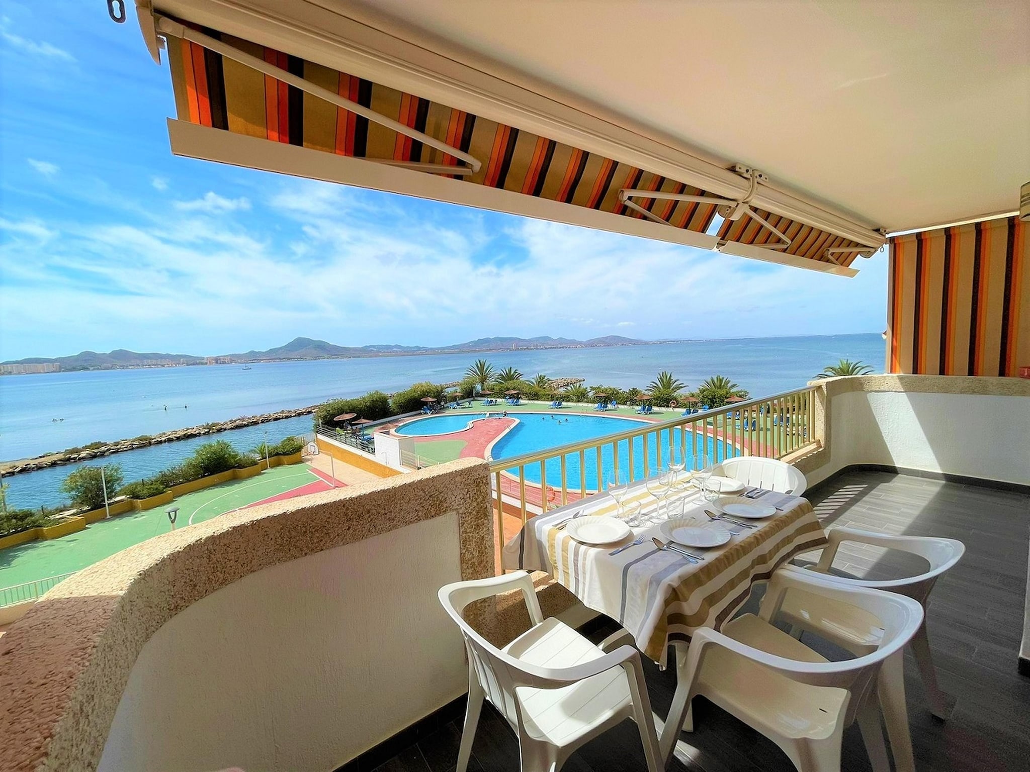   Apartamento con piscina frente al mar en La Manga